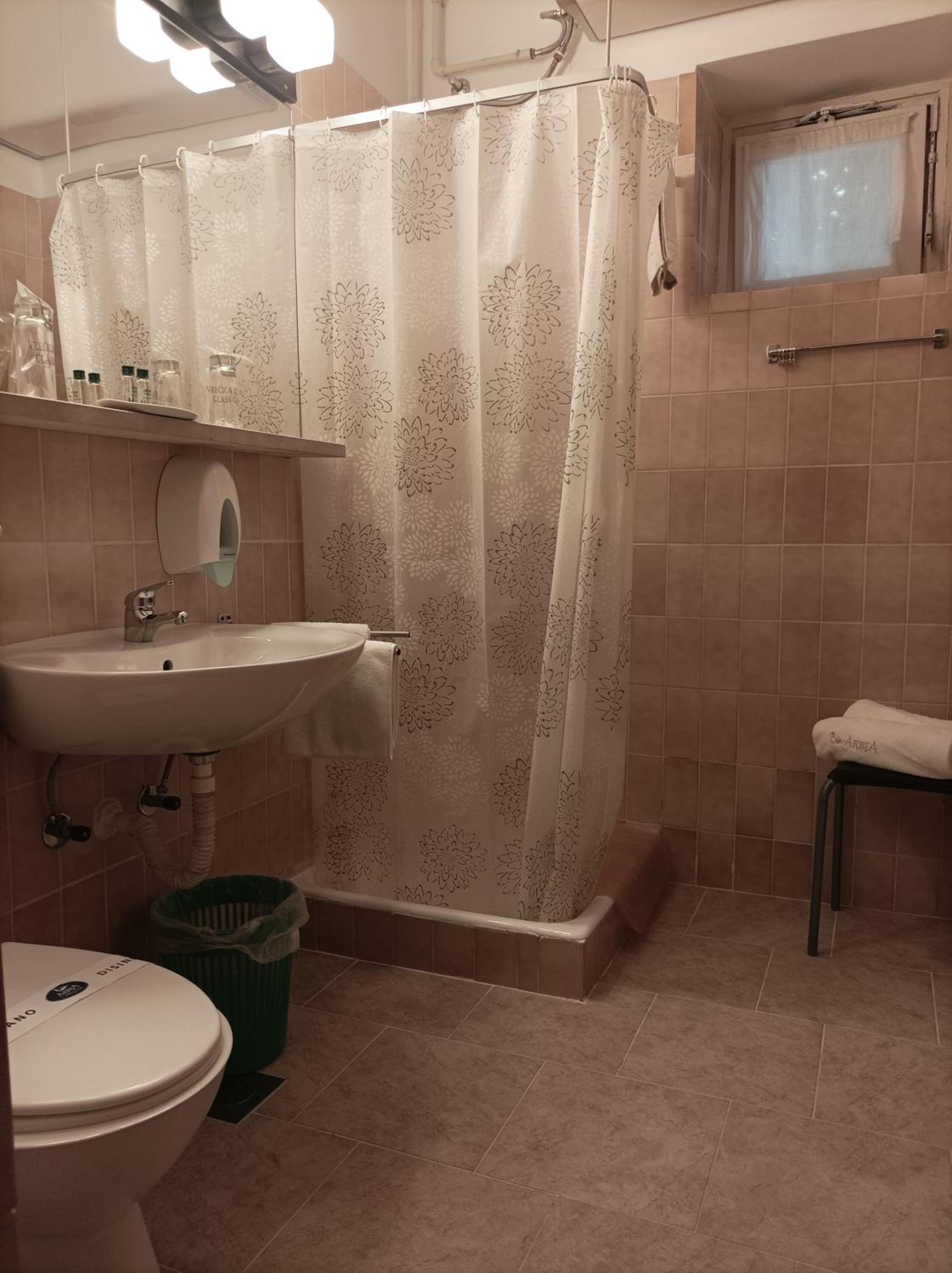 Double or Twin Room - Photo 8