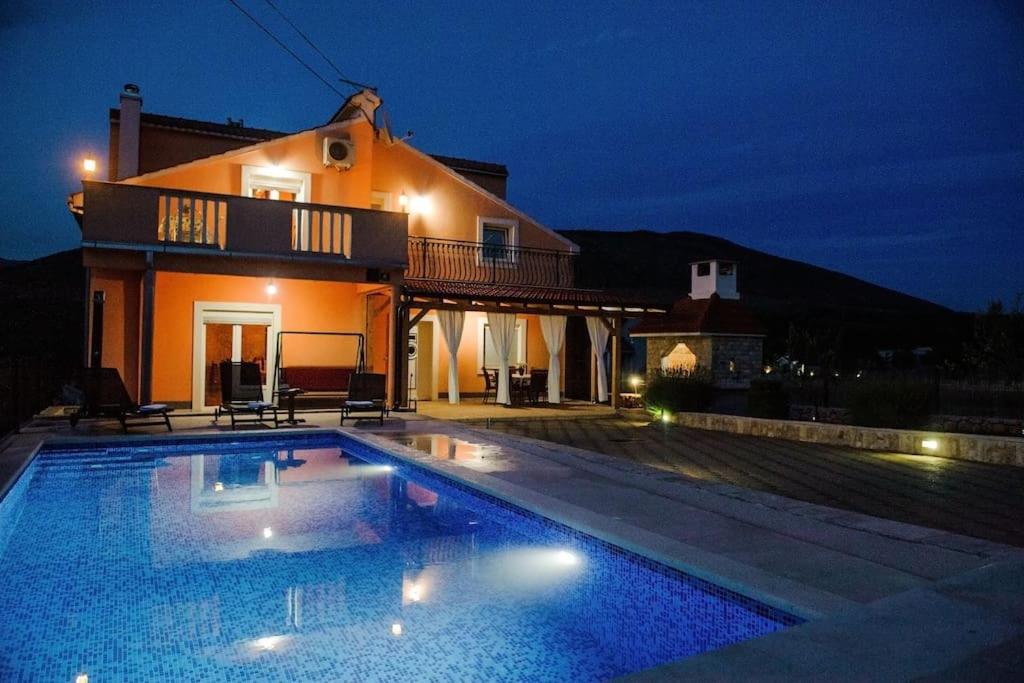 Four-Bedroom House photo 2