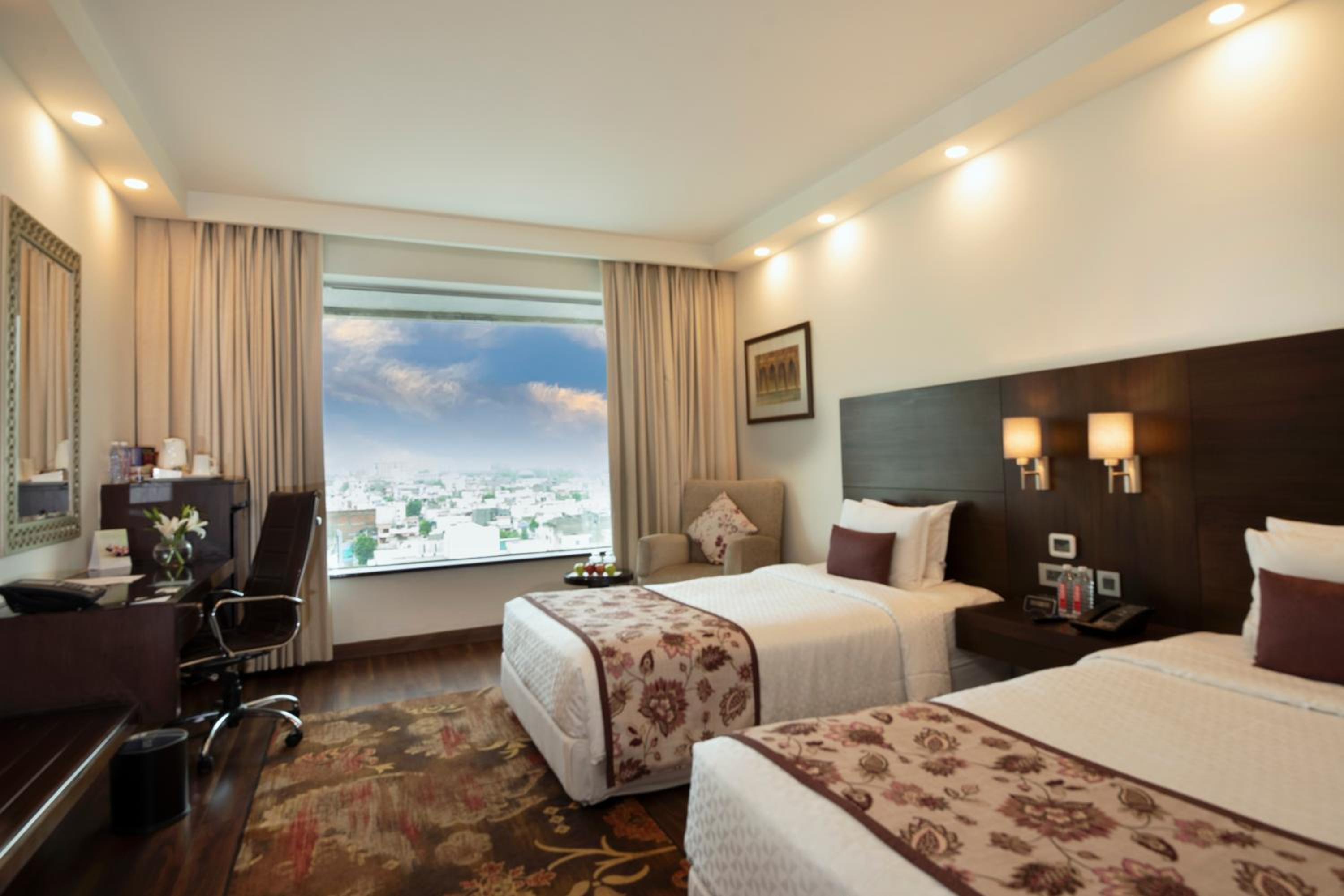 Club Twin Room 20% Dis on SPA, Laundry and Food & Soft Beverages only at The Eatery, One way Airport/Railway Transfer complimentary,Credit Meal of INR 1000/- in a the stay on Minimum bill amount of INR 2500/-) - Photo 1