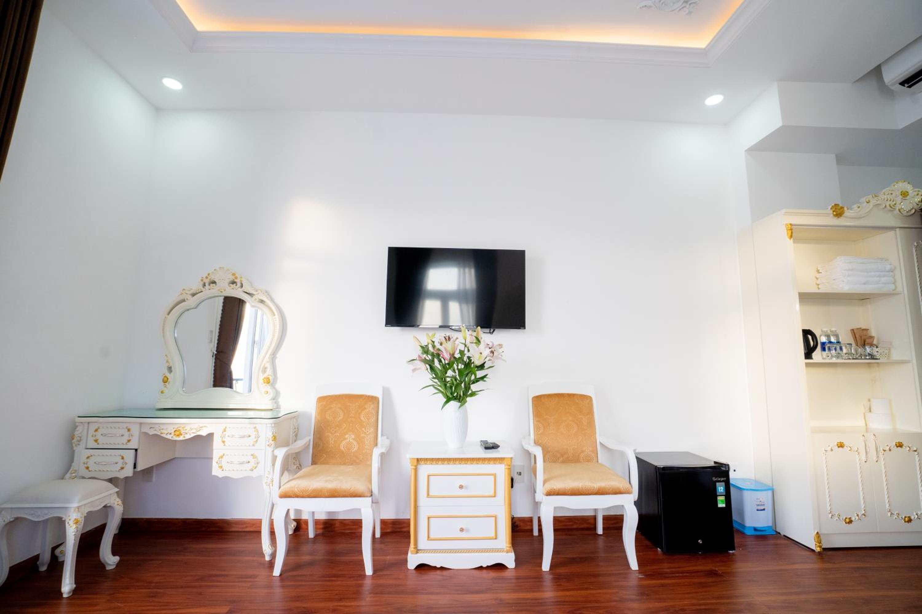 Superior Family Room - Photo 3