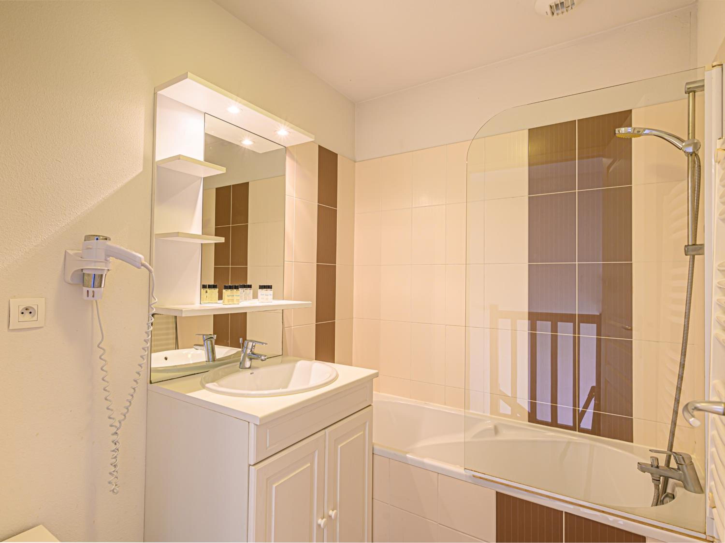 Two-Bedroom House - Photo 2
