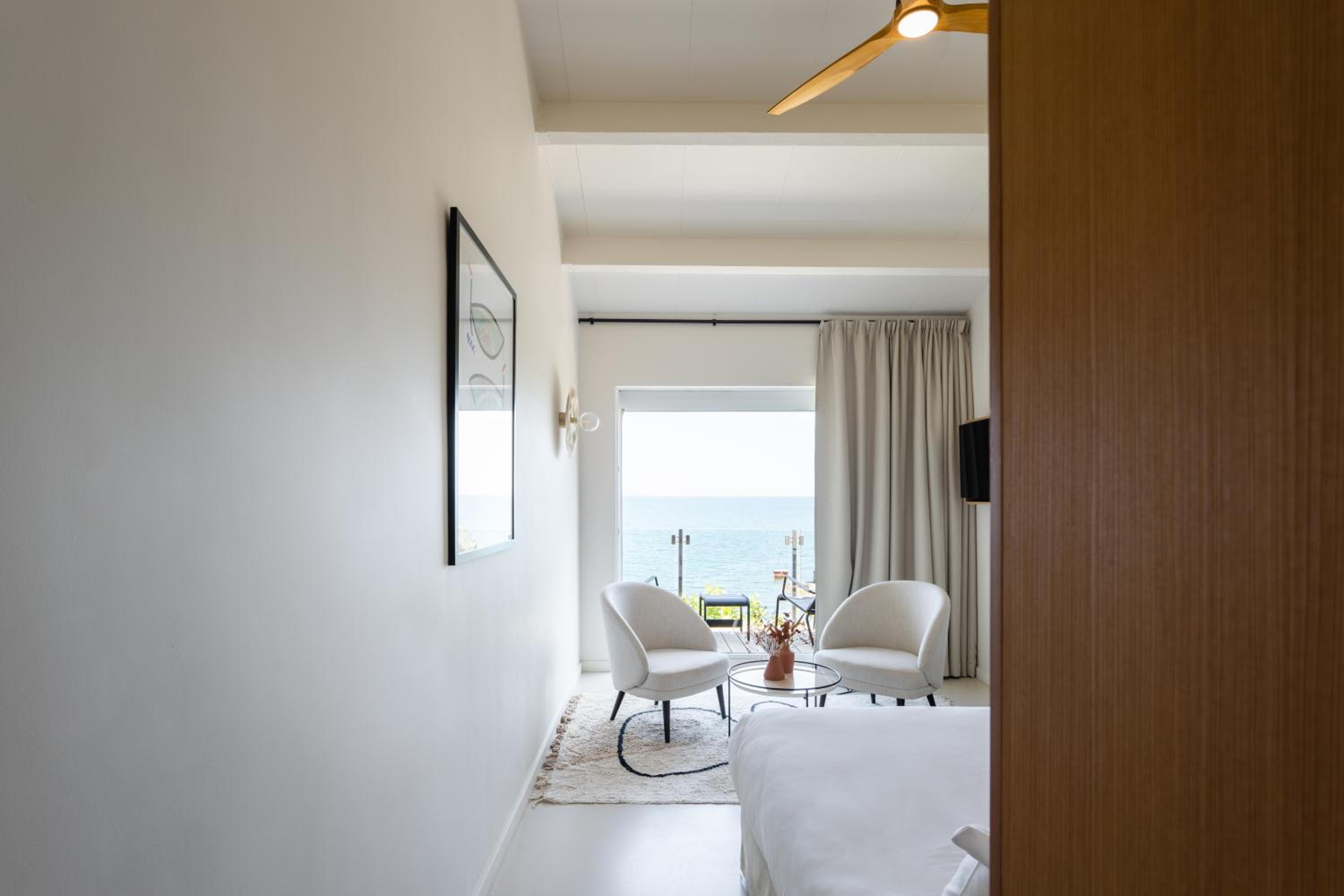 Superior Room with Balcony and Sea View - Photo 4