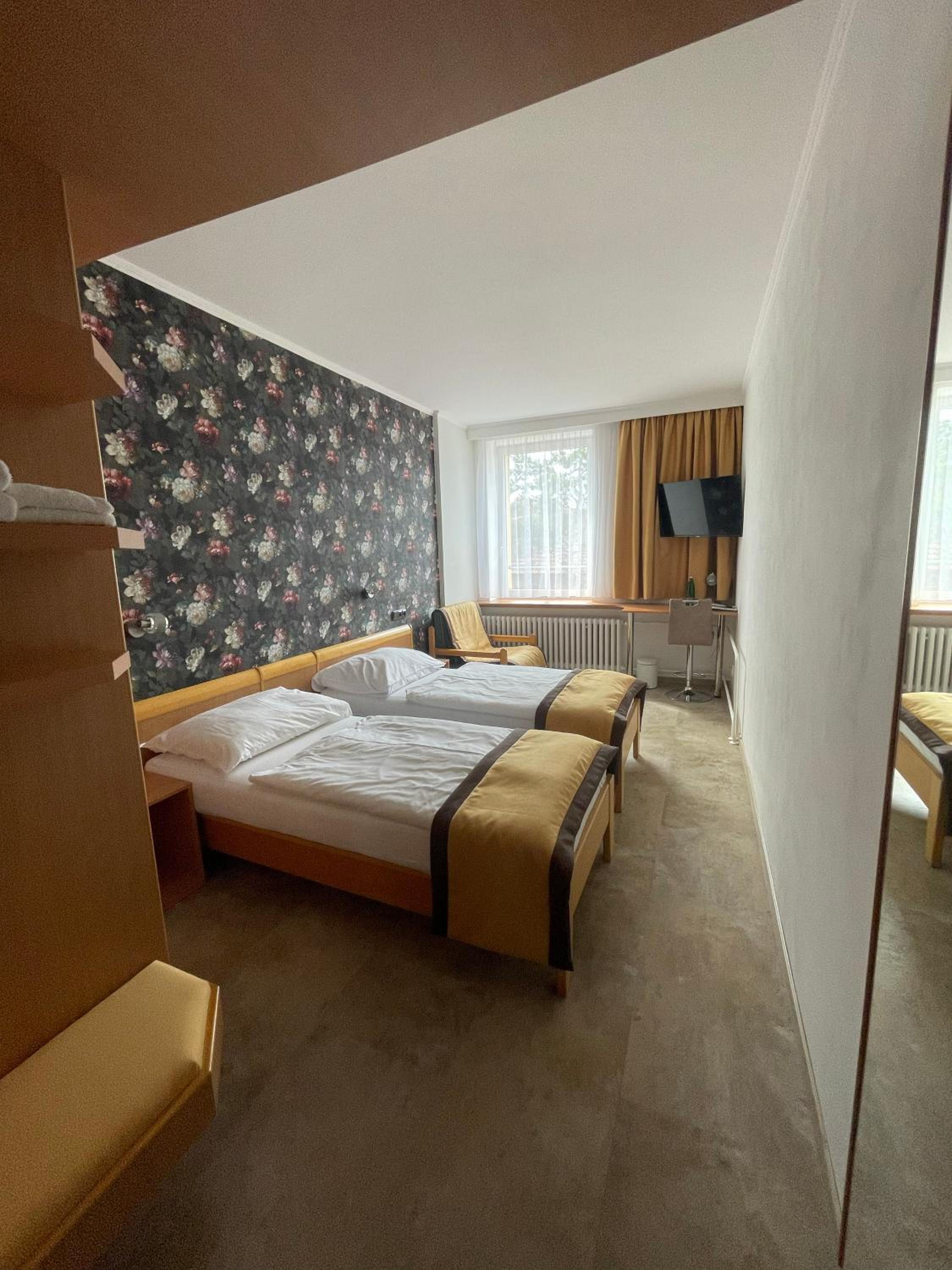 Double or Twin Room with Extra Bed photo 2