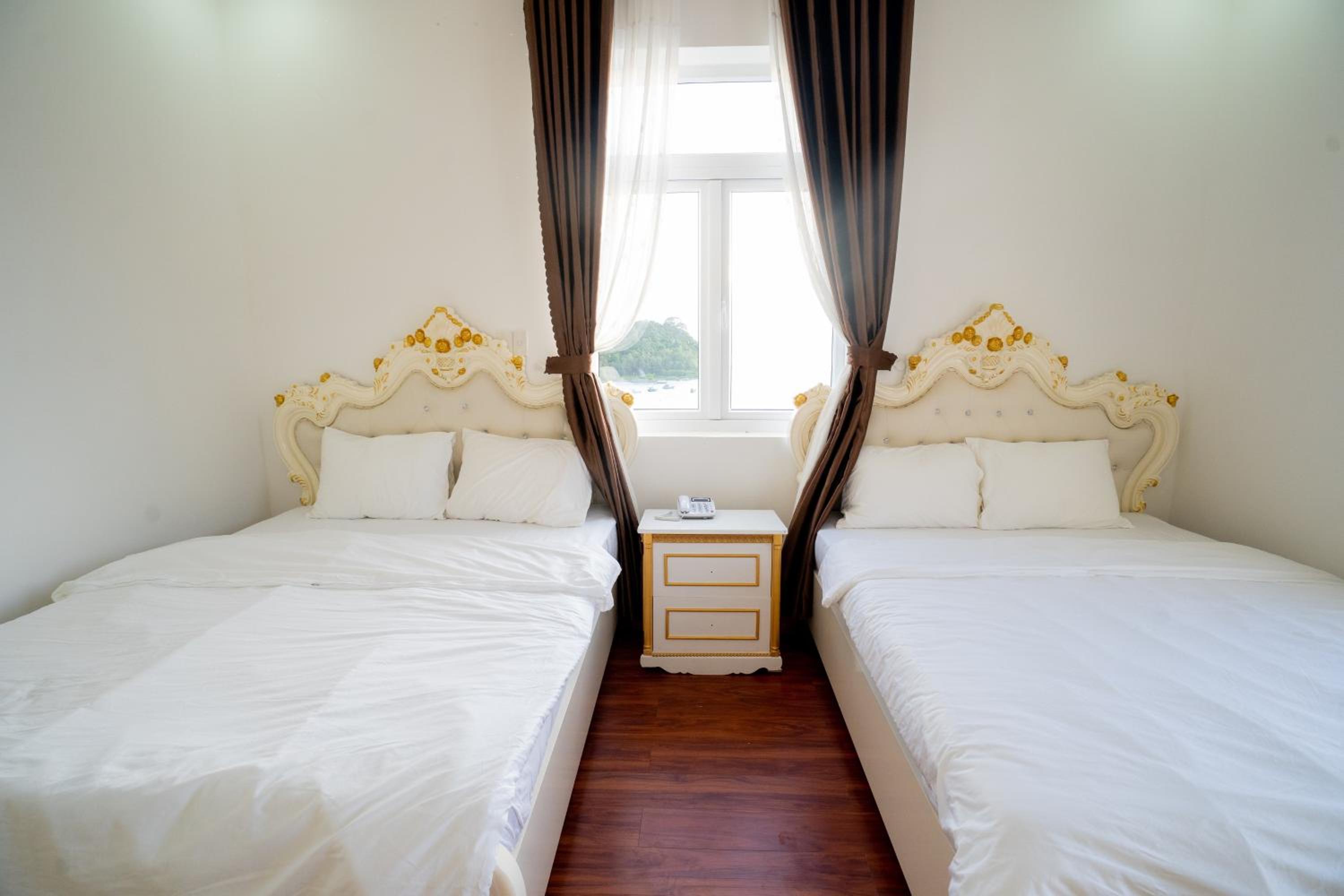 Deluxe Family Room - Photo 2