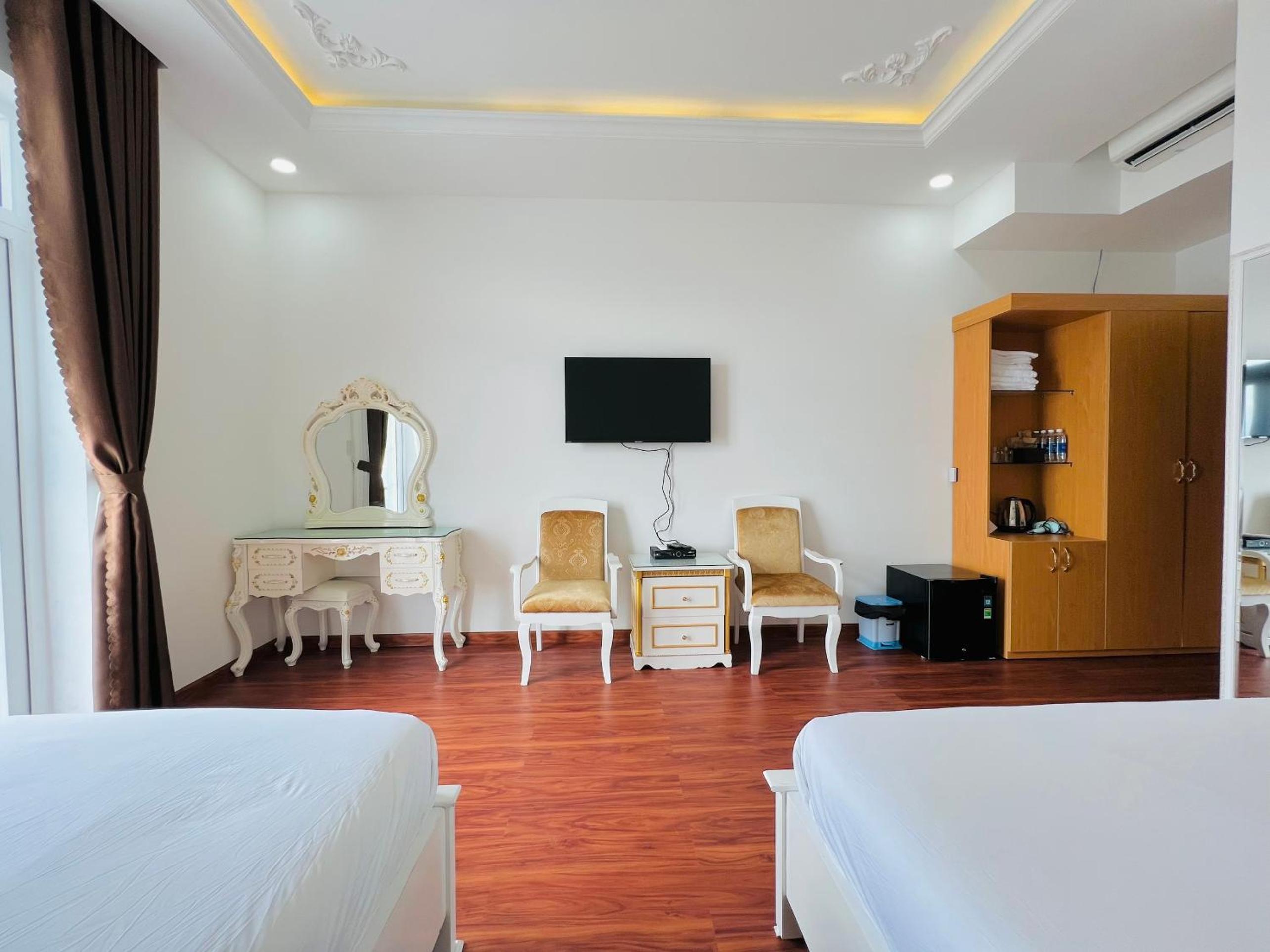 Superior Family Room - Photo 1