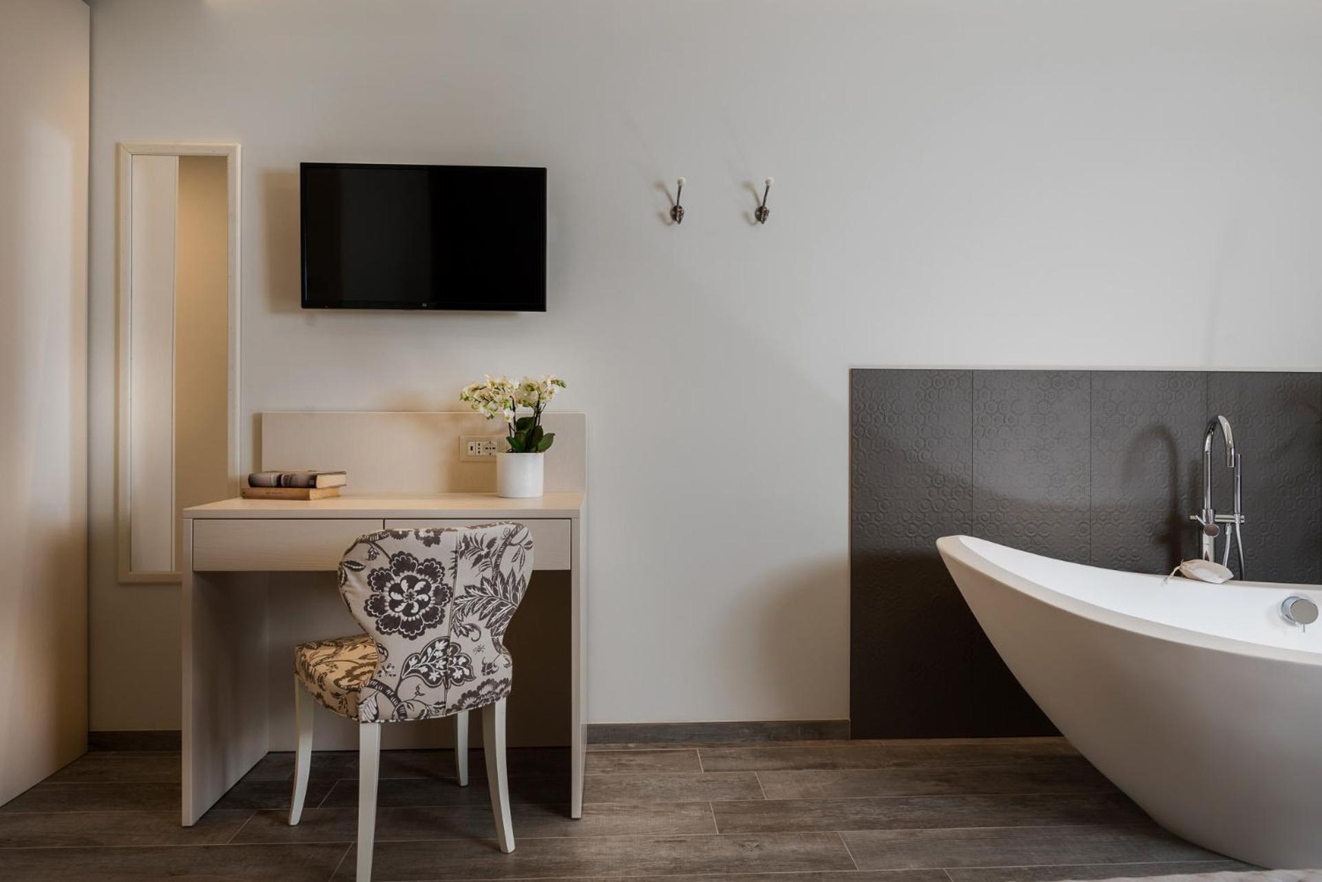 Deluxe Double Room with Bath photo 3