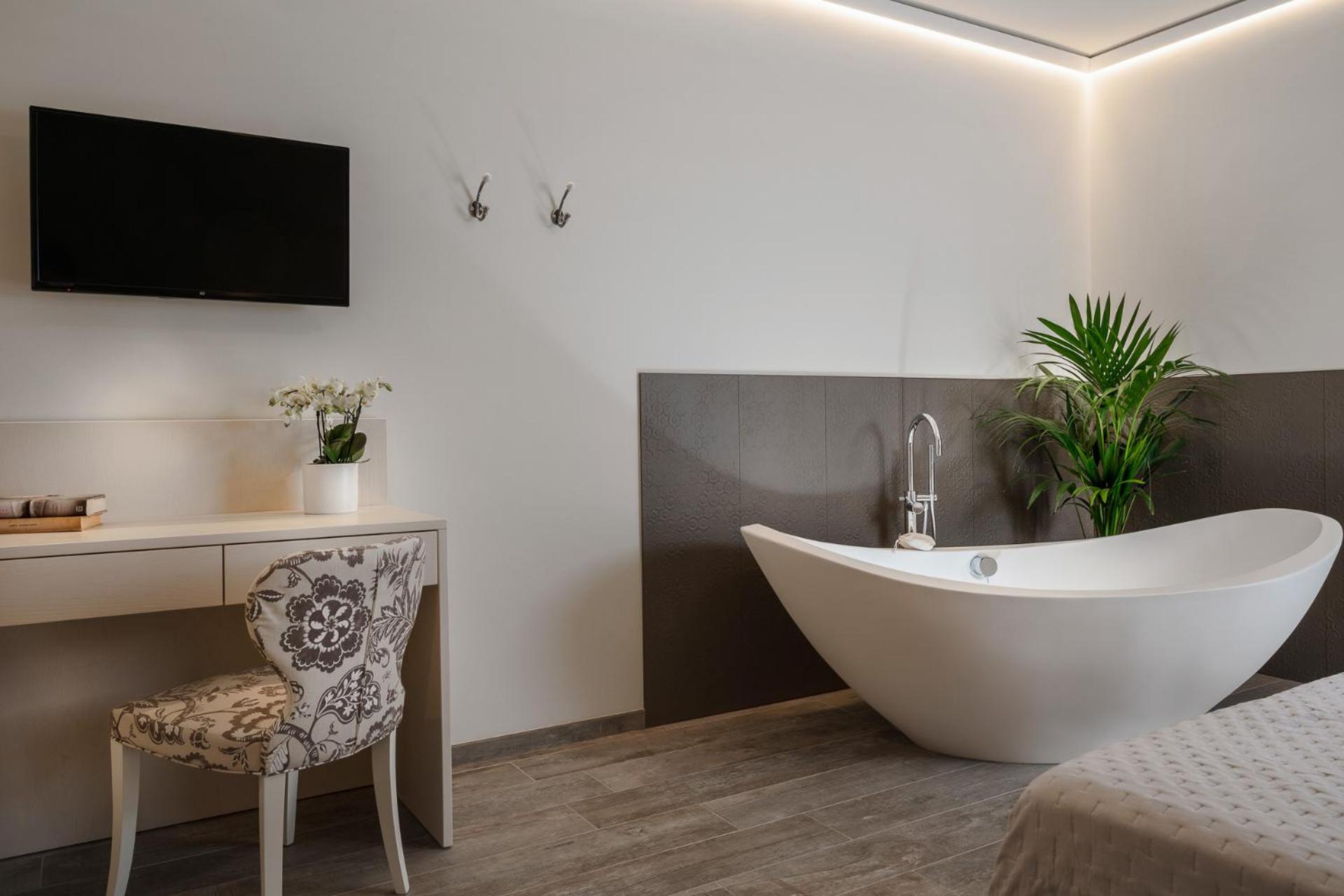 Deluxe Double Room with Bath photo 2