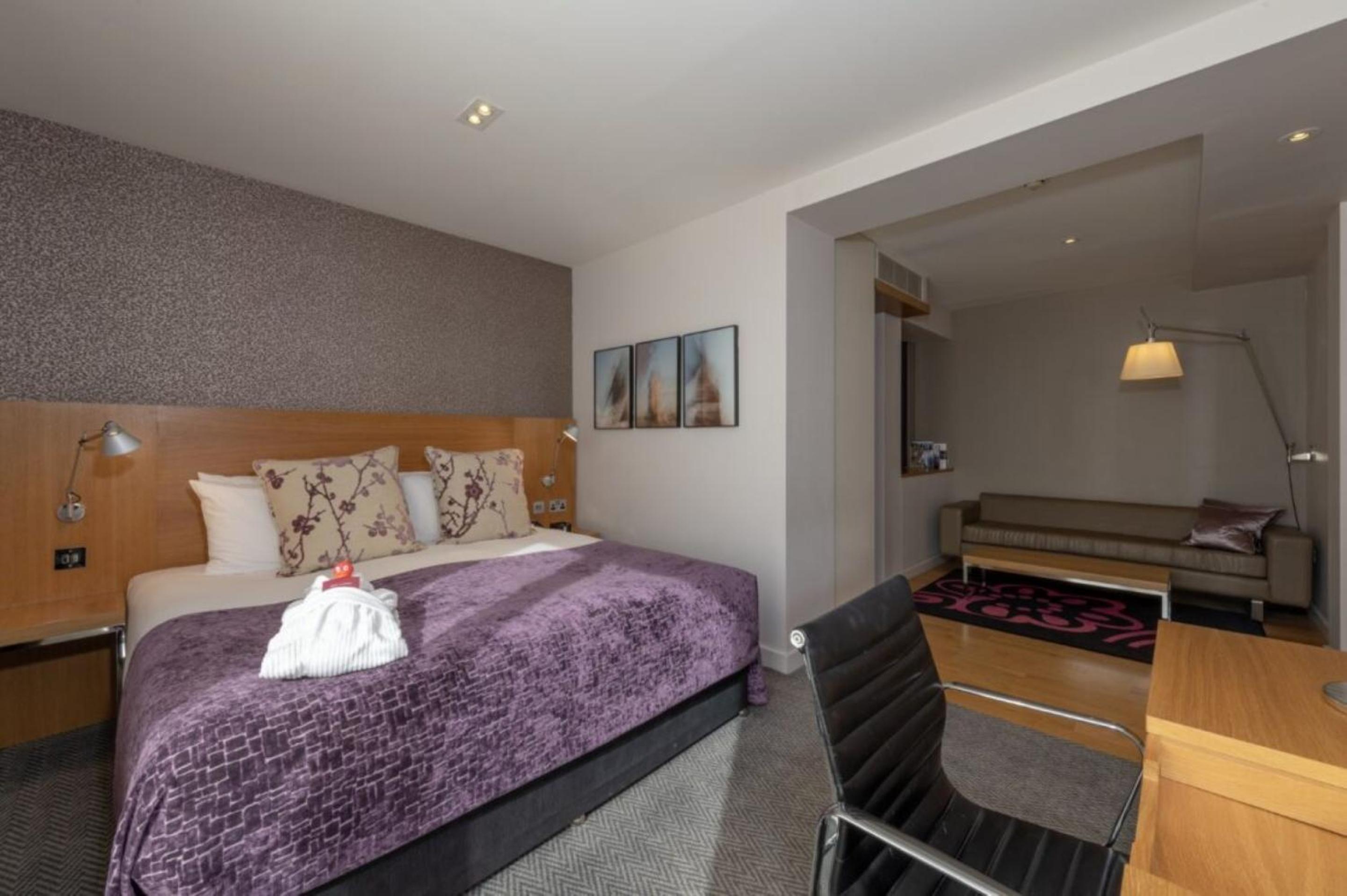 Deluxe King Room with Balcony thumbnail 5