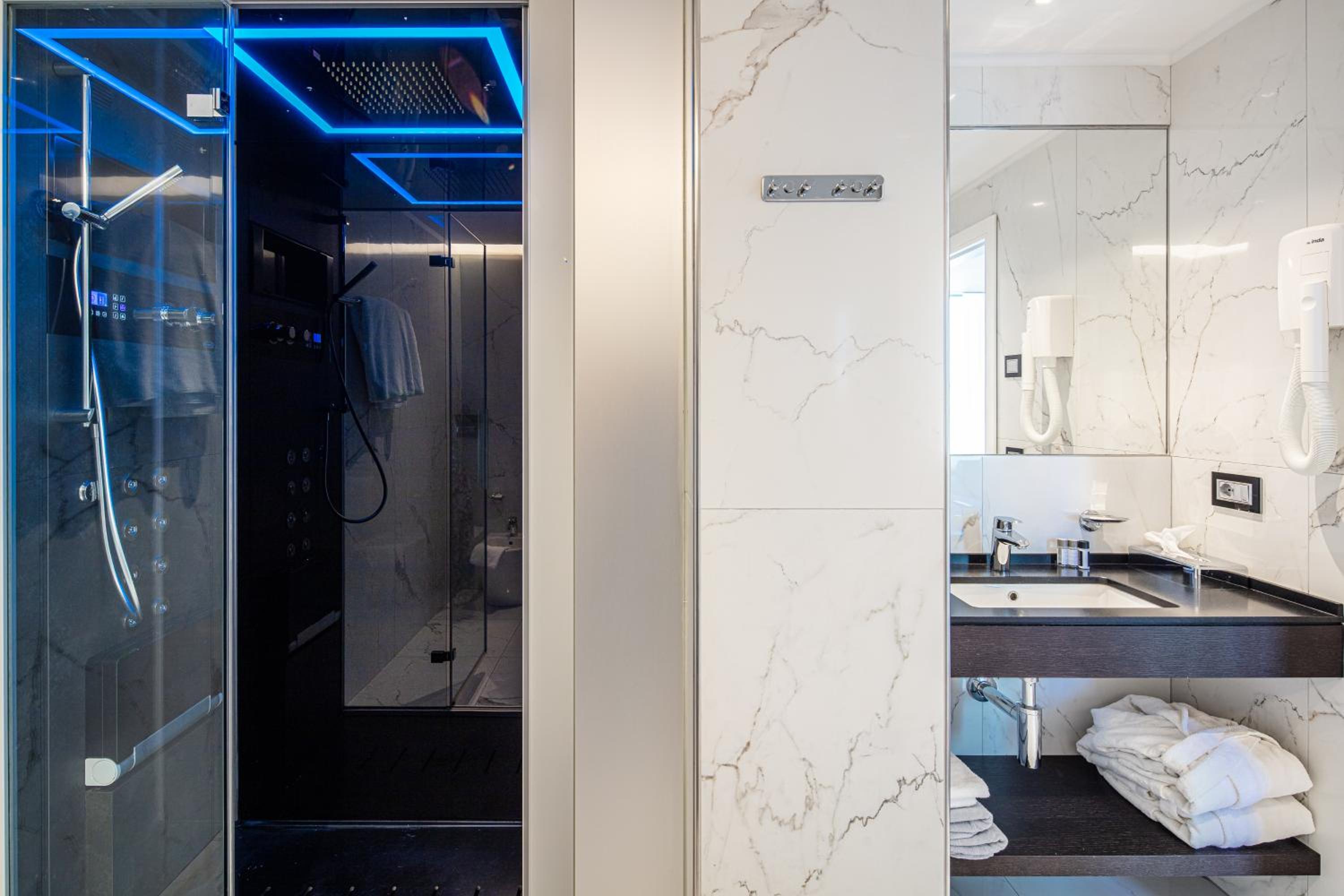 Suite with Spa Bath photo 3