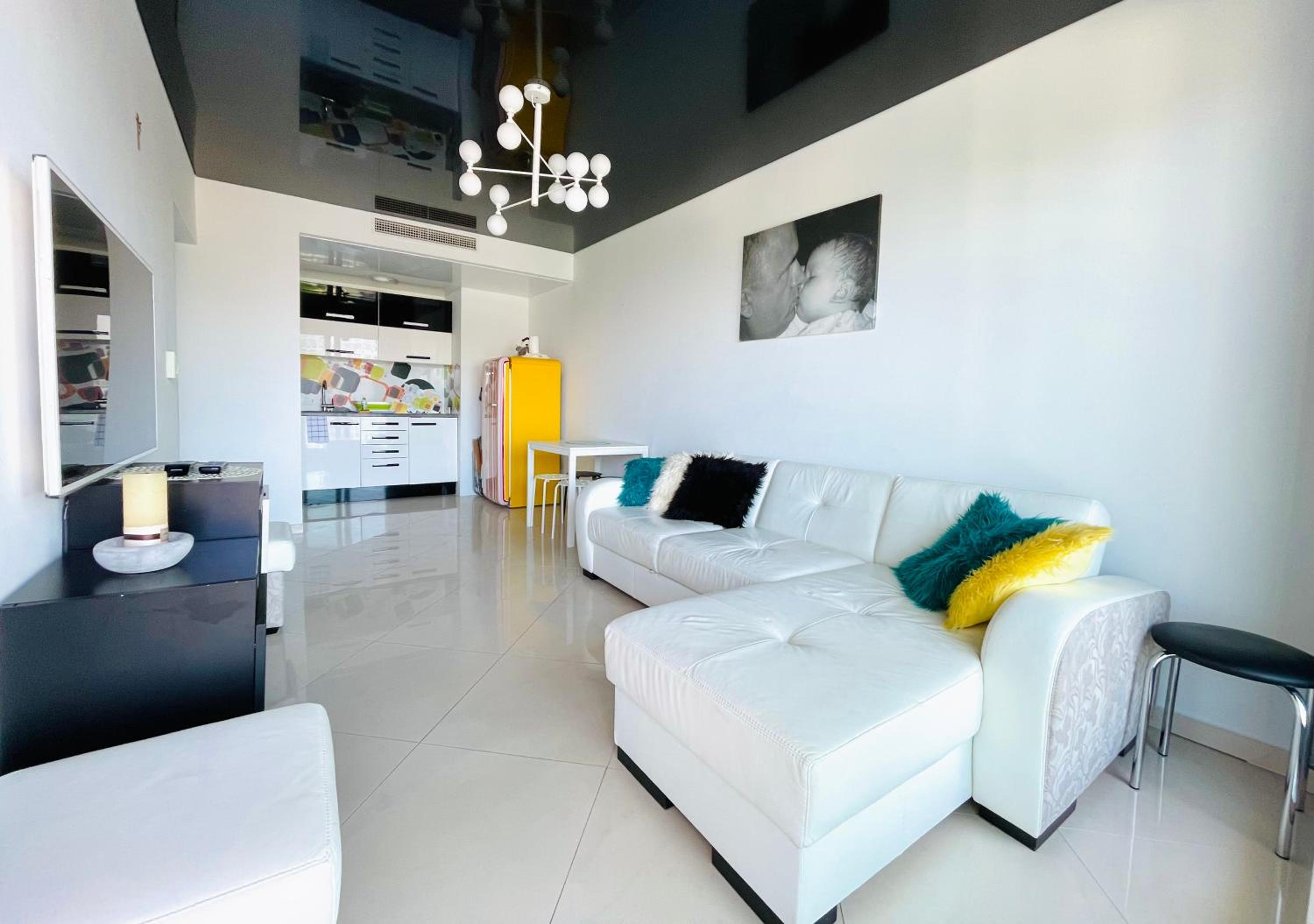 One-Bedroom Apartment with Balcony and Lateral Sea View photo 3