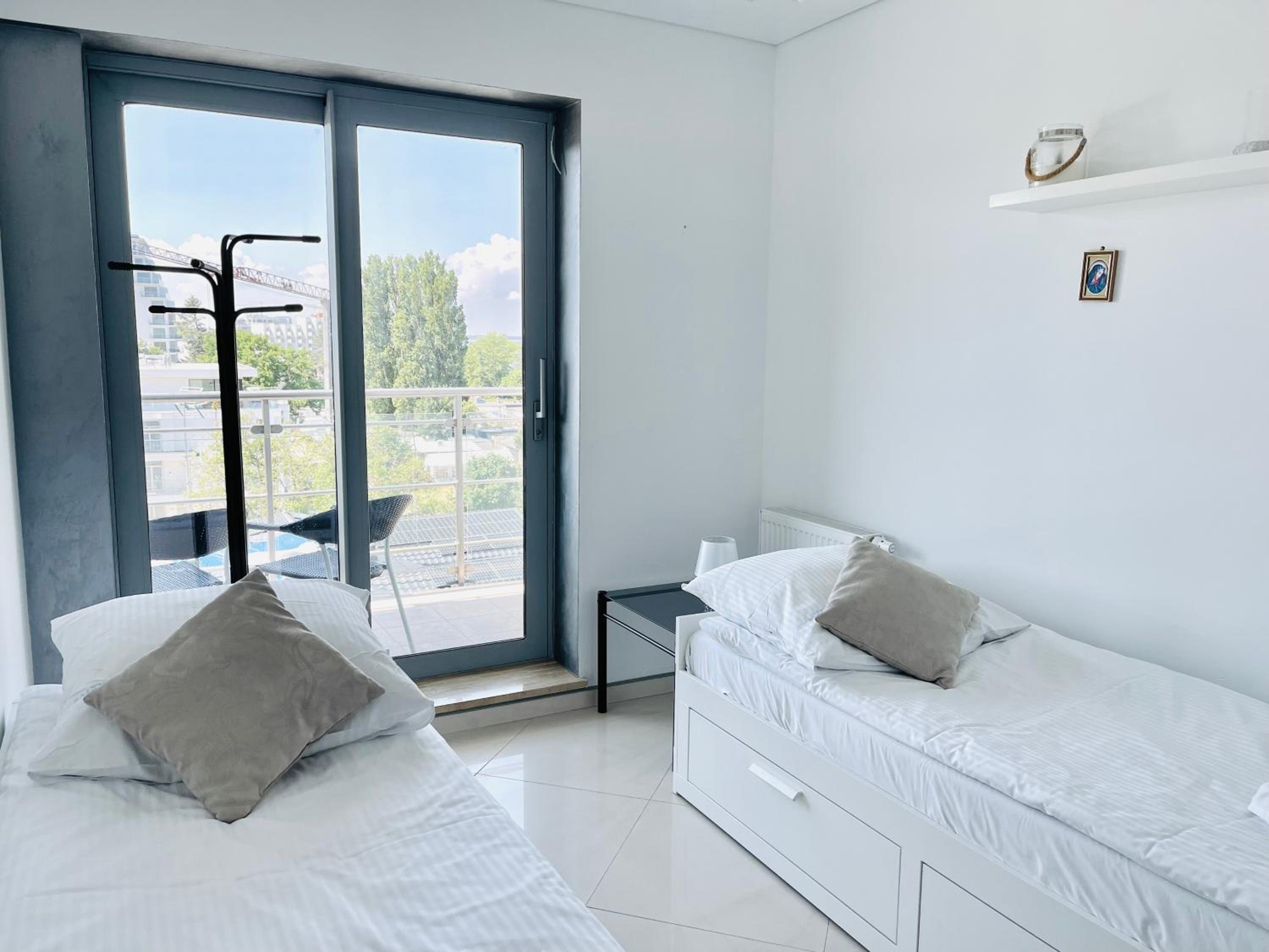 One-Bedroom Apartment with Balcony and Lateral Sea View photo 2