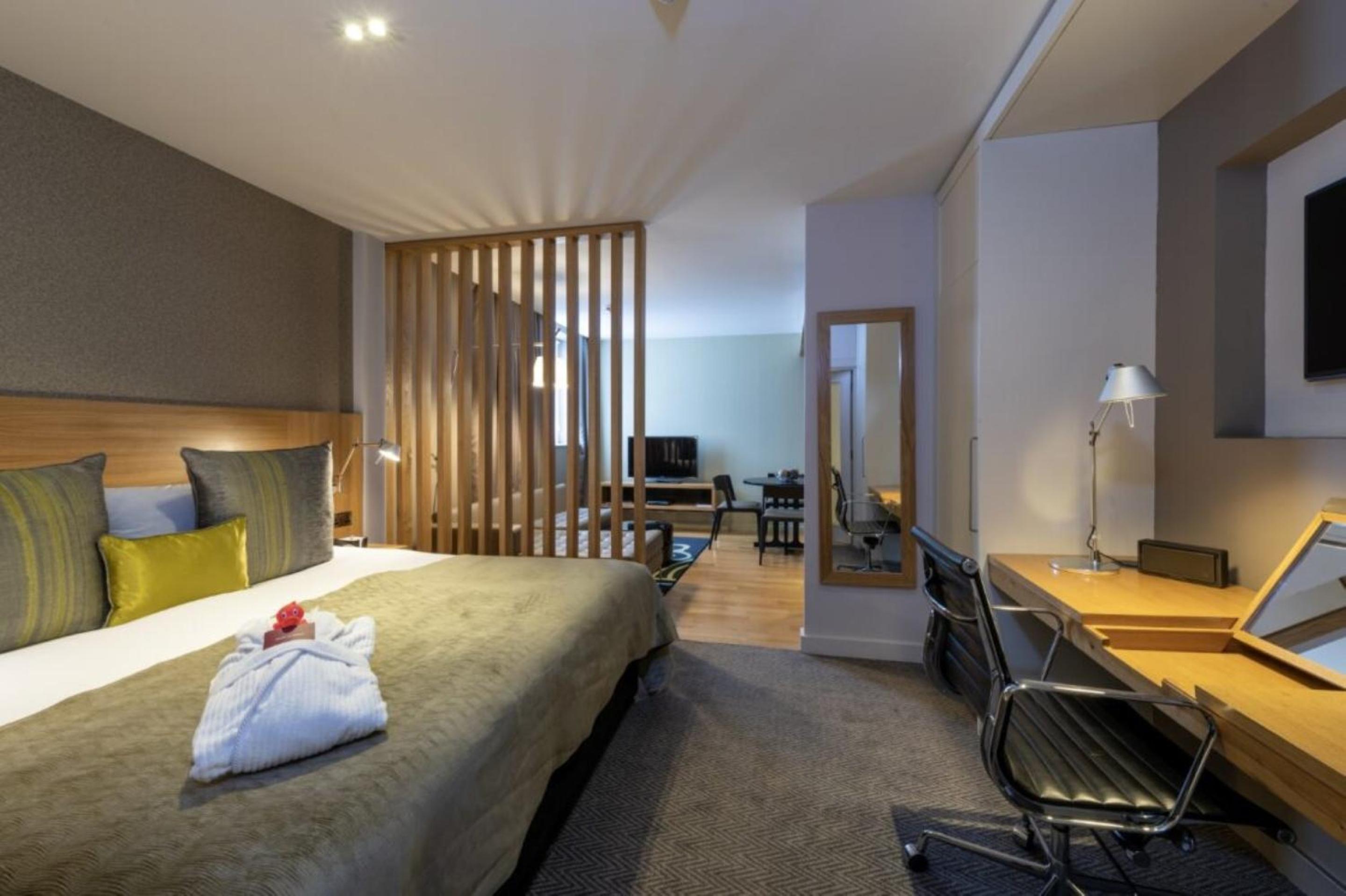Junior Suite with Club Lounge Access thumbnail 6