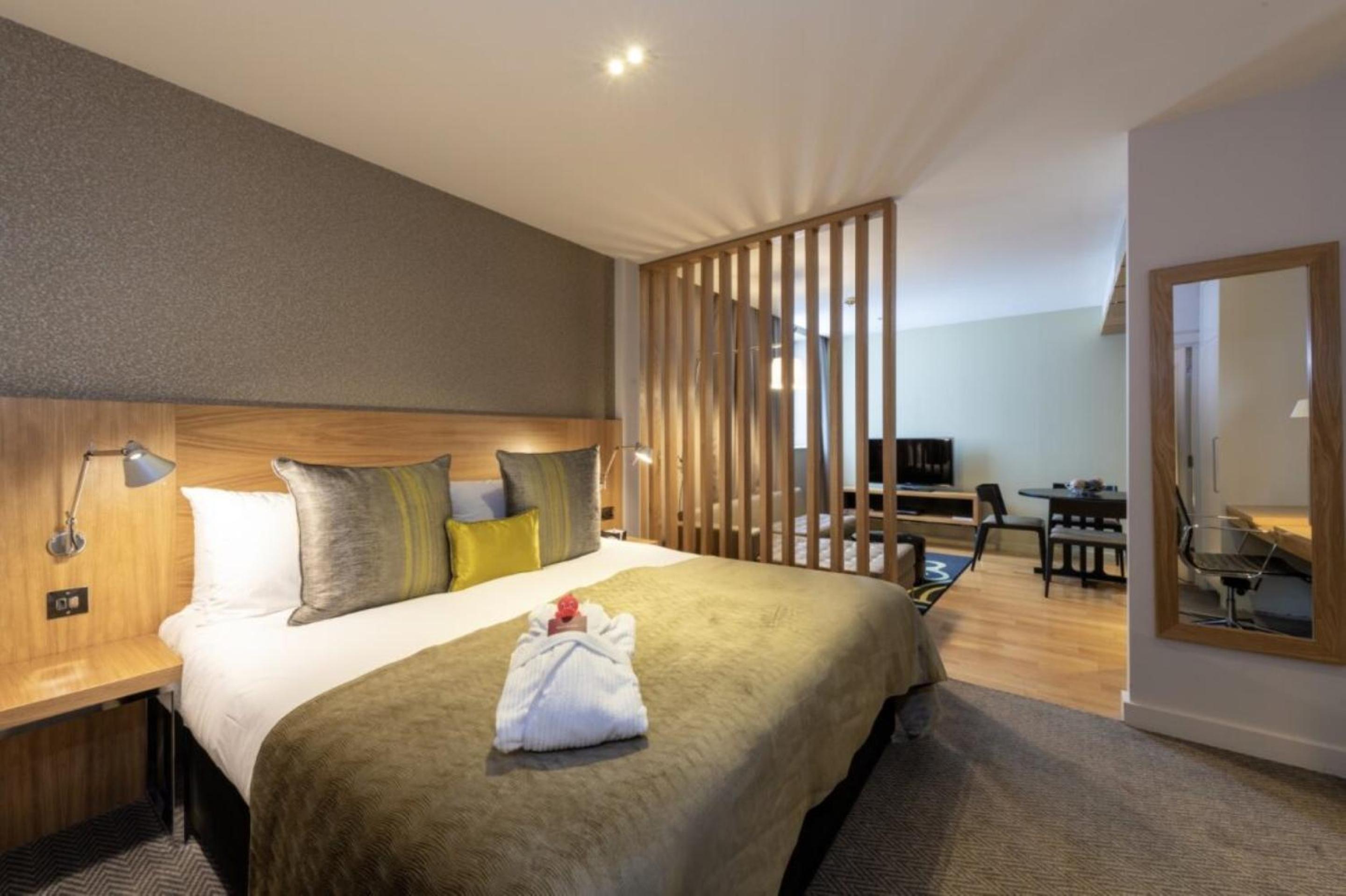 Junior Suite with Club Lounge Access thumbnail 5