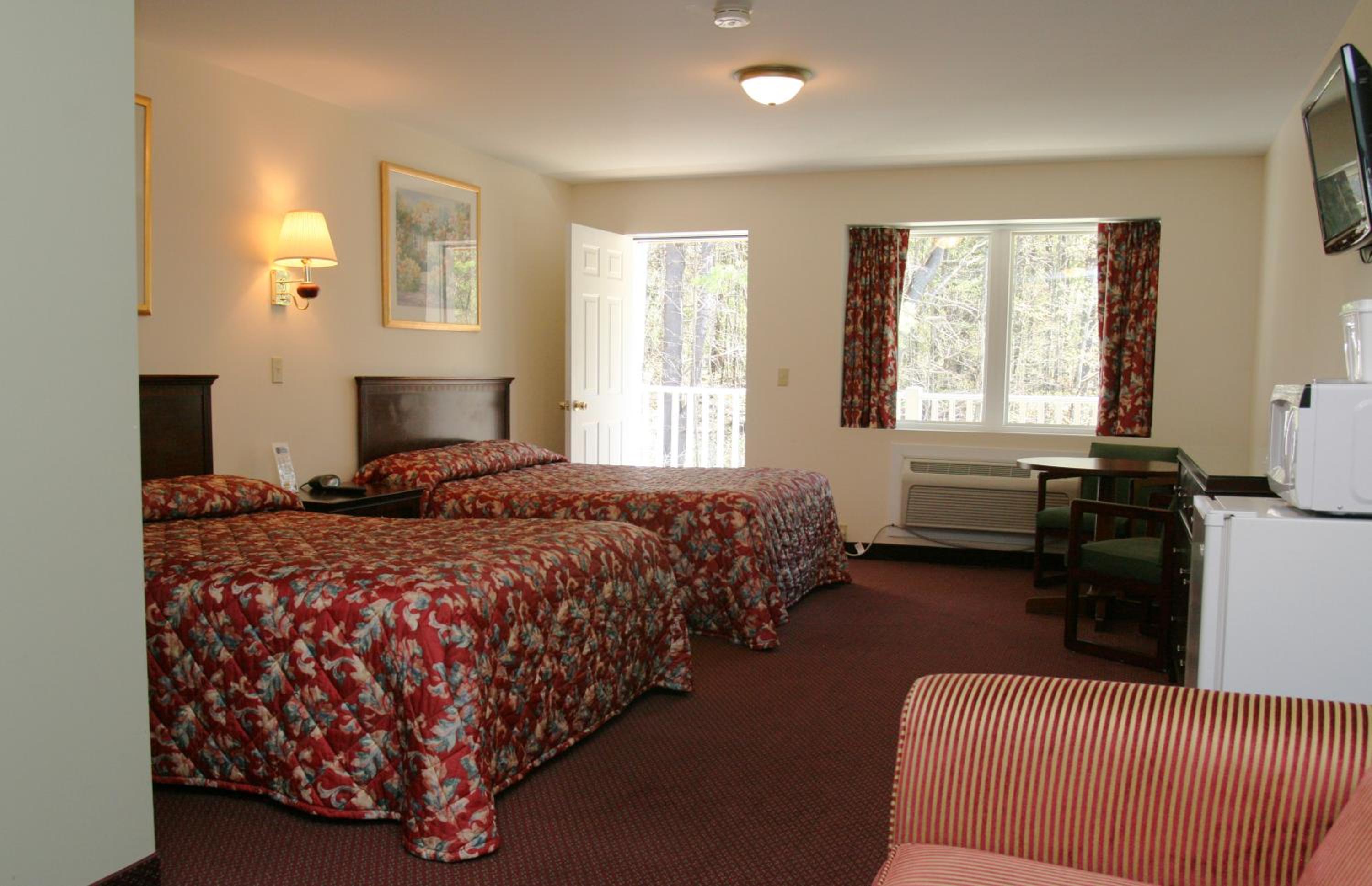 Queen Suite with Sofa Bed - Photo 7