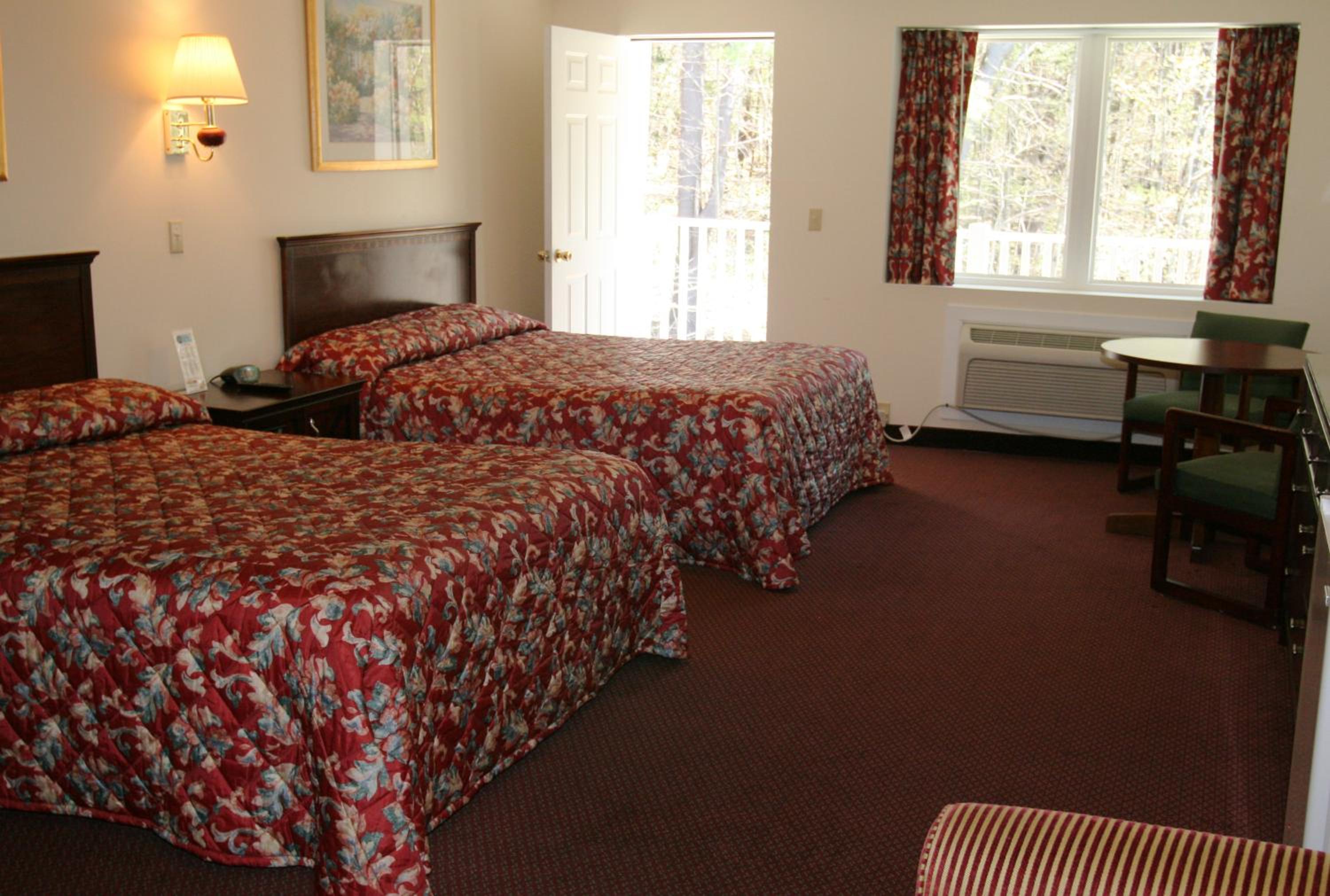 Queen Suite with Sofa Bed - Photo 3