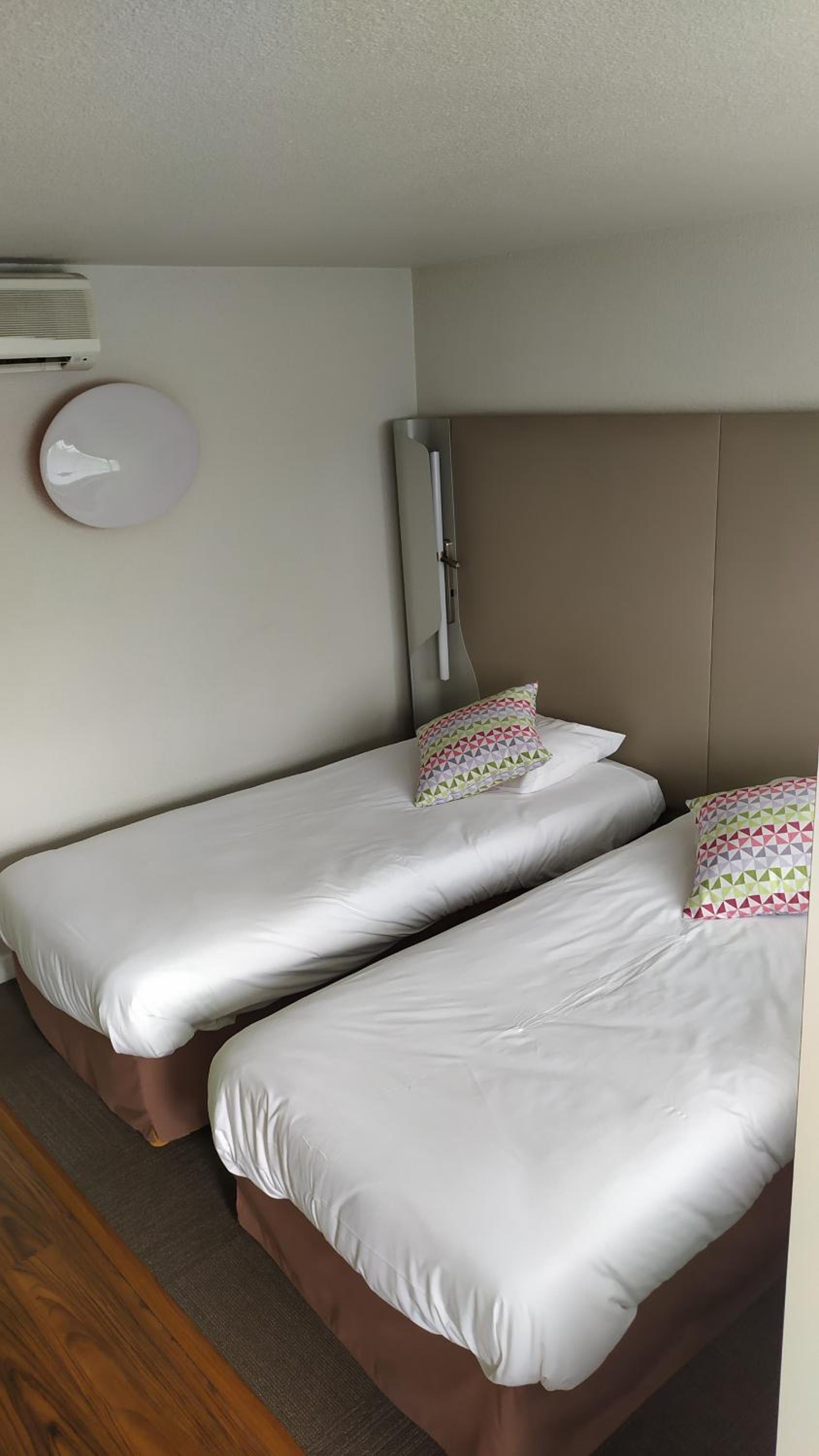 Standard Double Room with One Single Bed - Up to Ten Years photo 2