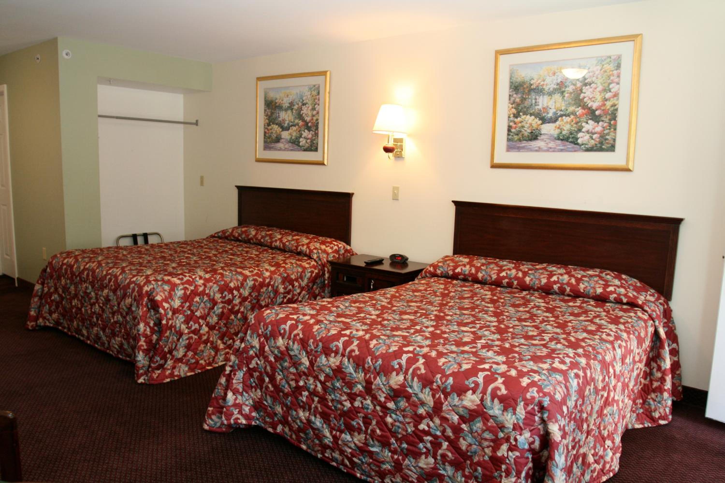 Queen Suite with Sofa Bed - Photo 2