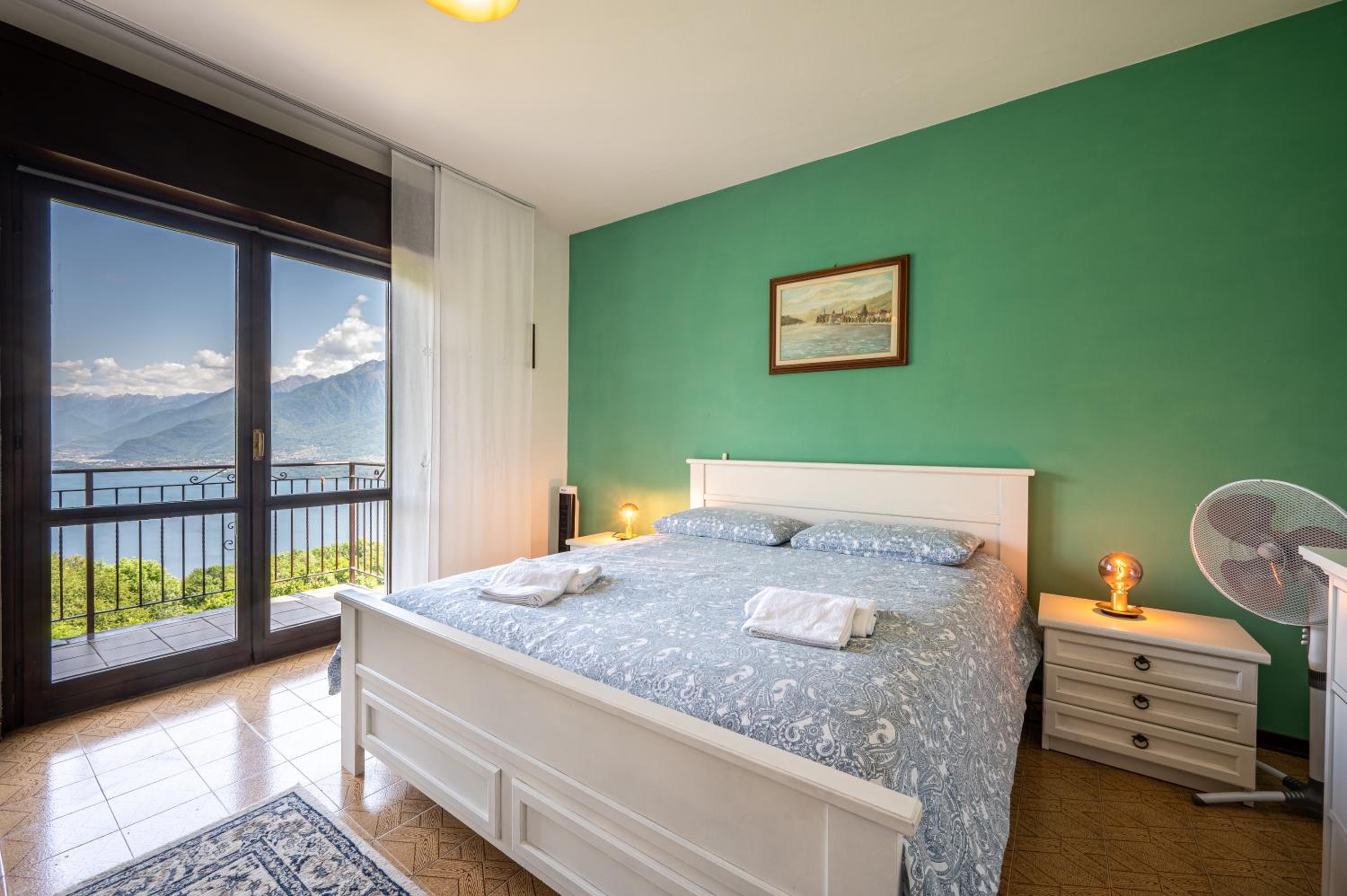 Apartment with Lake View