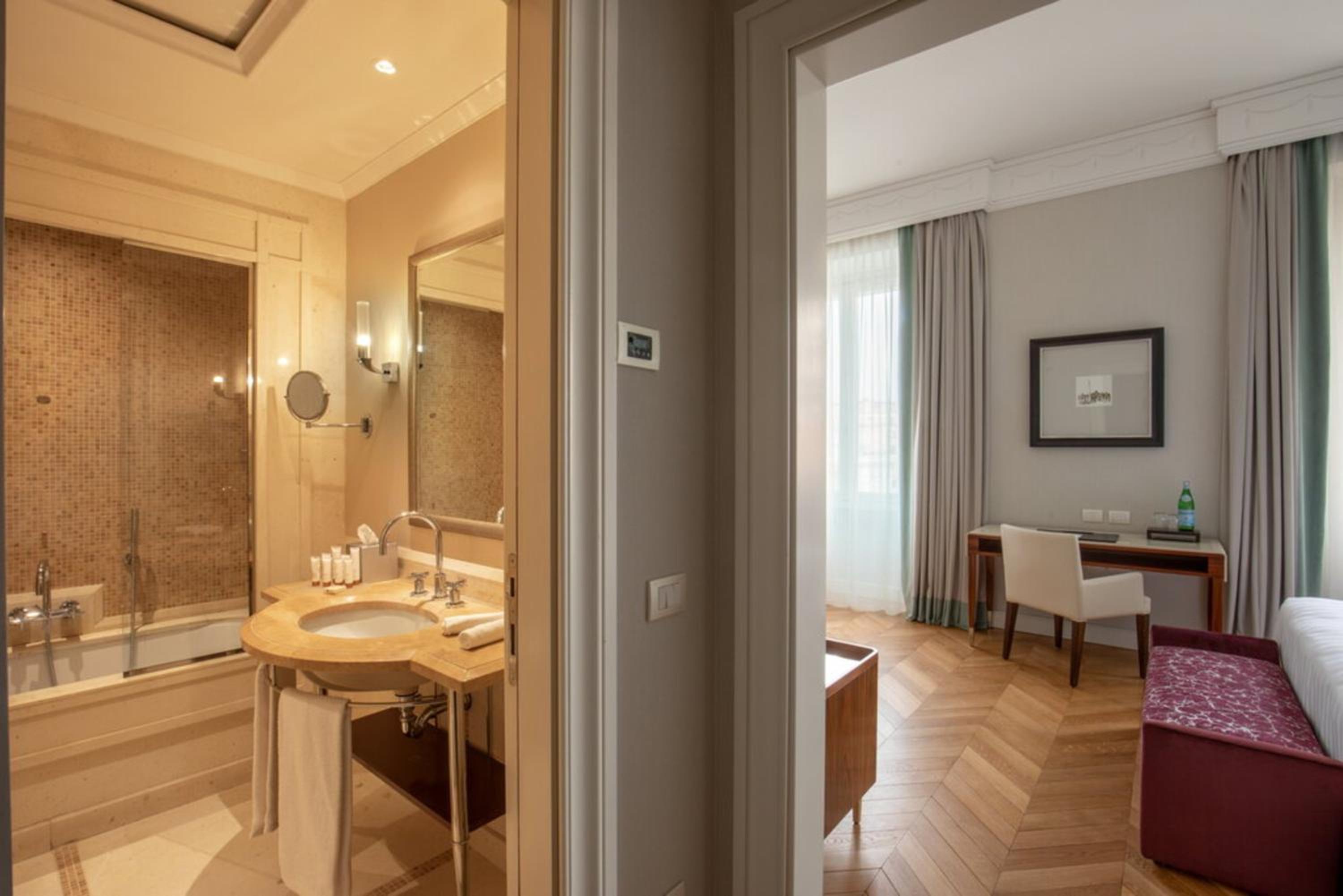 Deluxe Double or Twin Room thumbnail 5