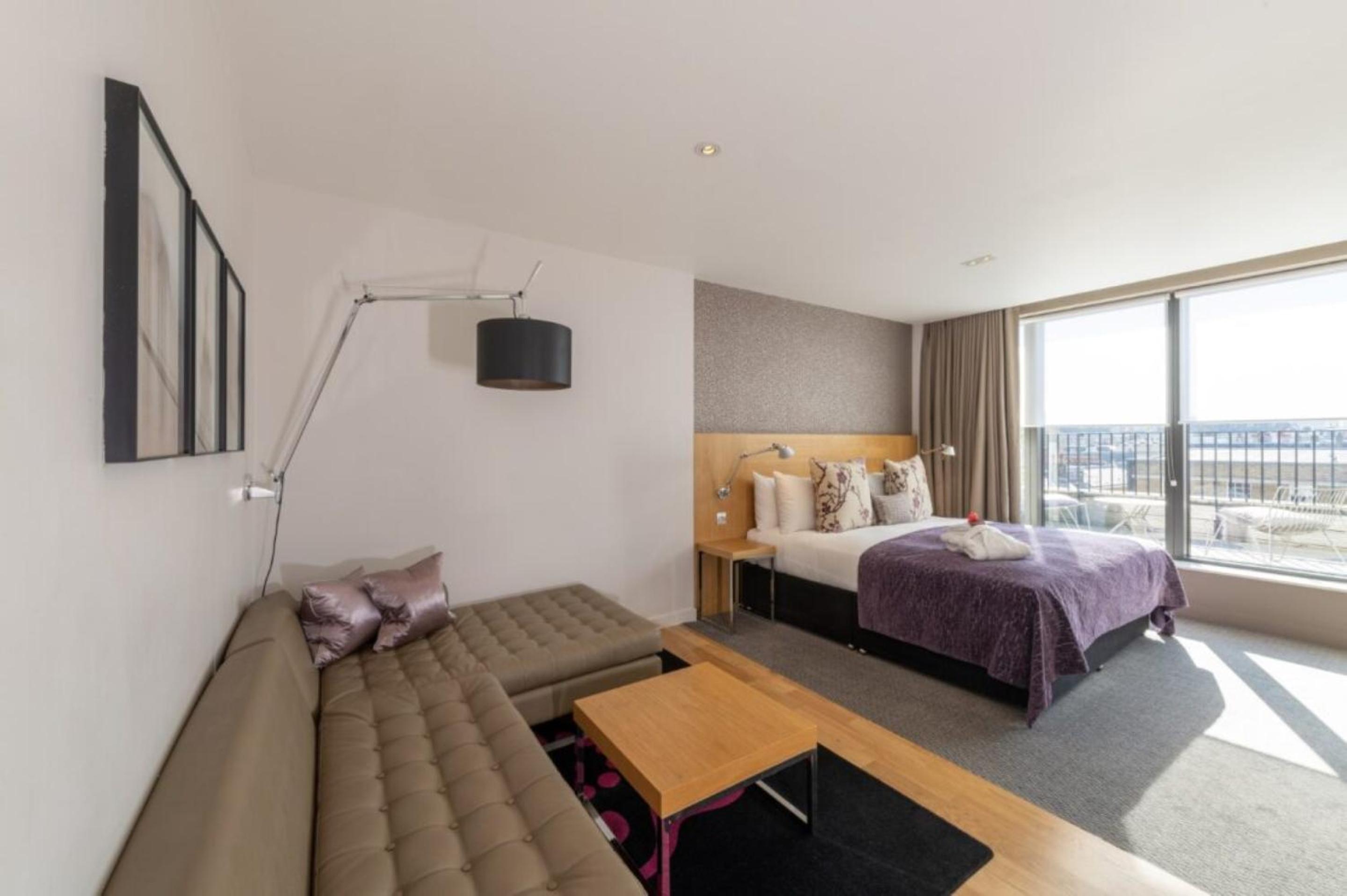 Junior Suite with Club Lounge Access and Balcony thumbnail 5