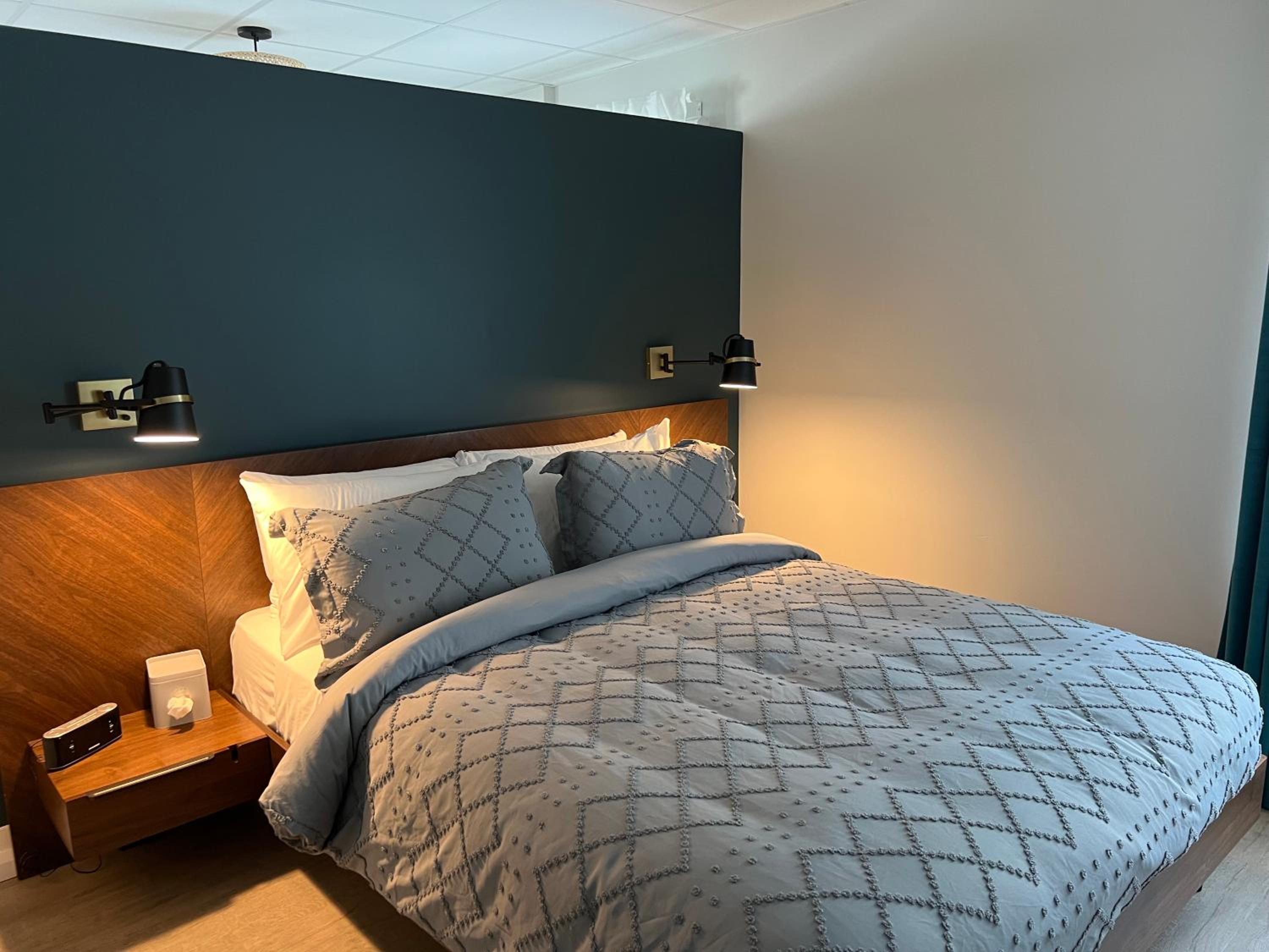 Standard Queen Room with Two Queen Beds - Photo 2