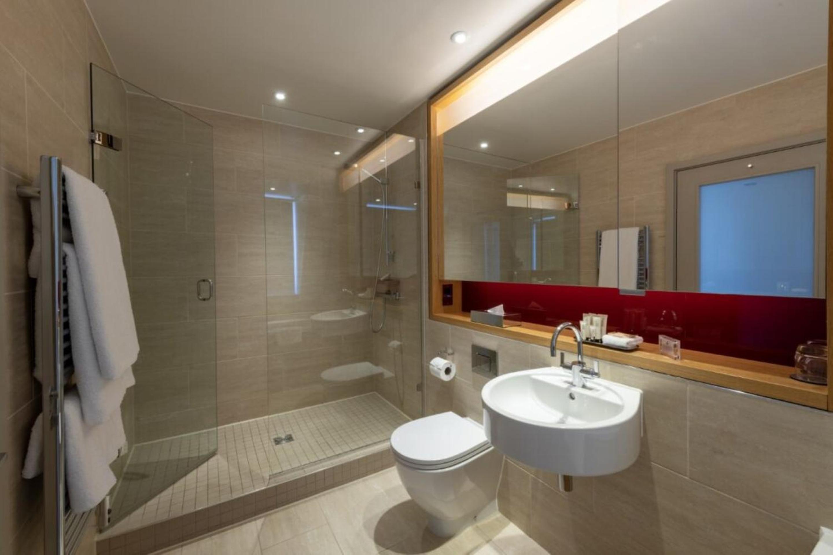 Master Suite with Club Lounge Access thumbnail 6