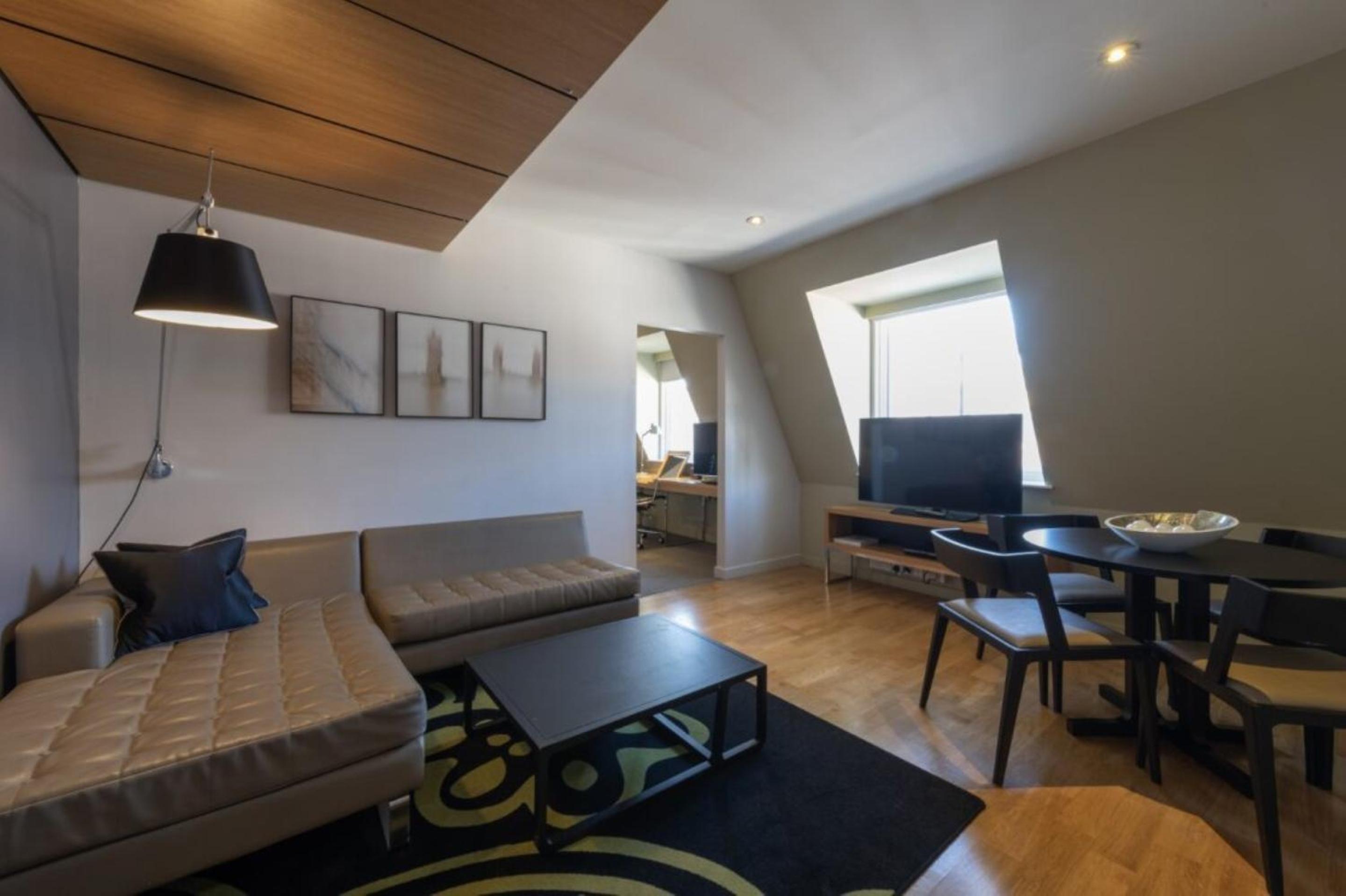 Master Suite with Club Lounge Access thumbnail 5