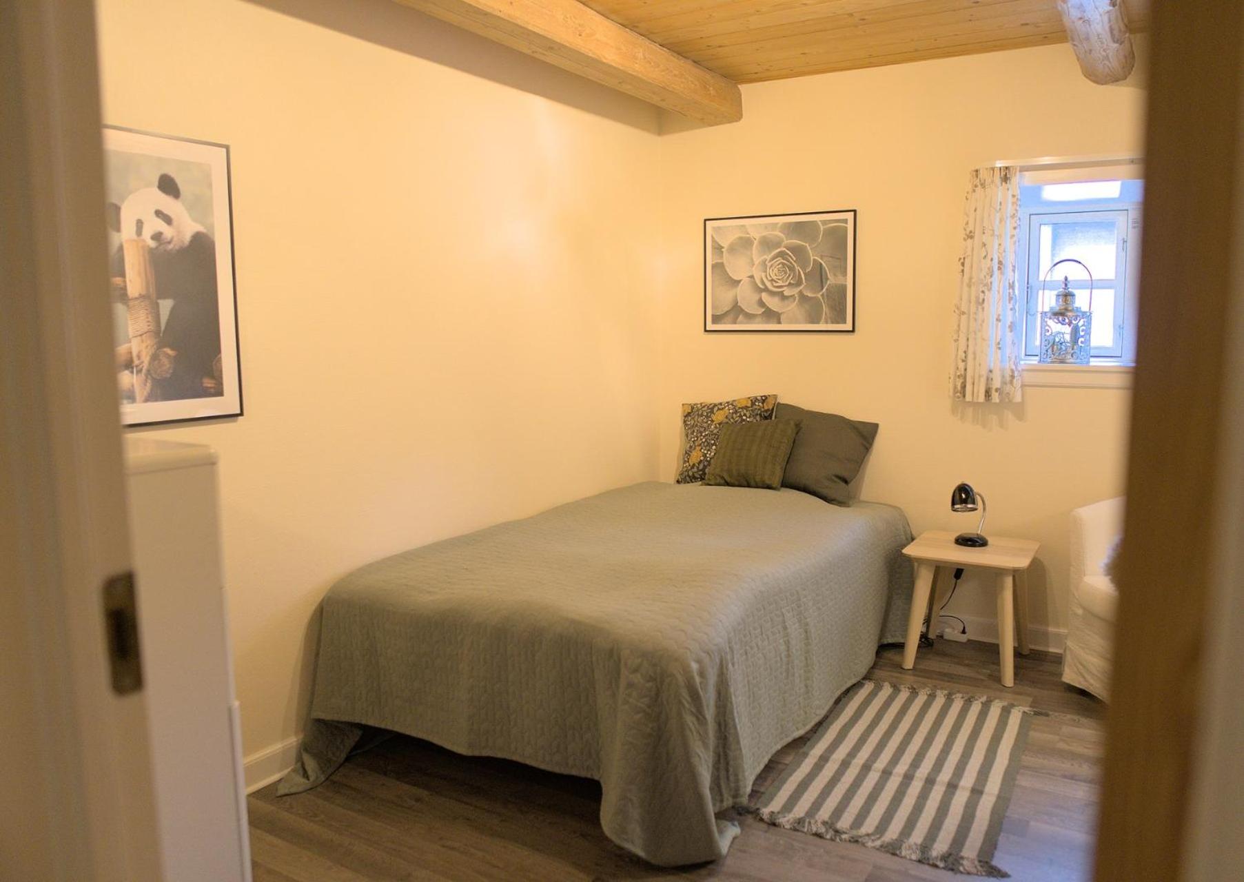 Single Room with Shared Bathroom photo 3