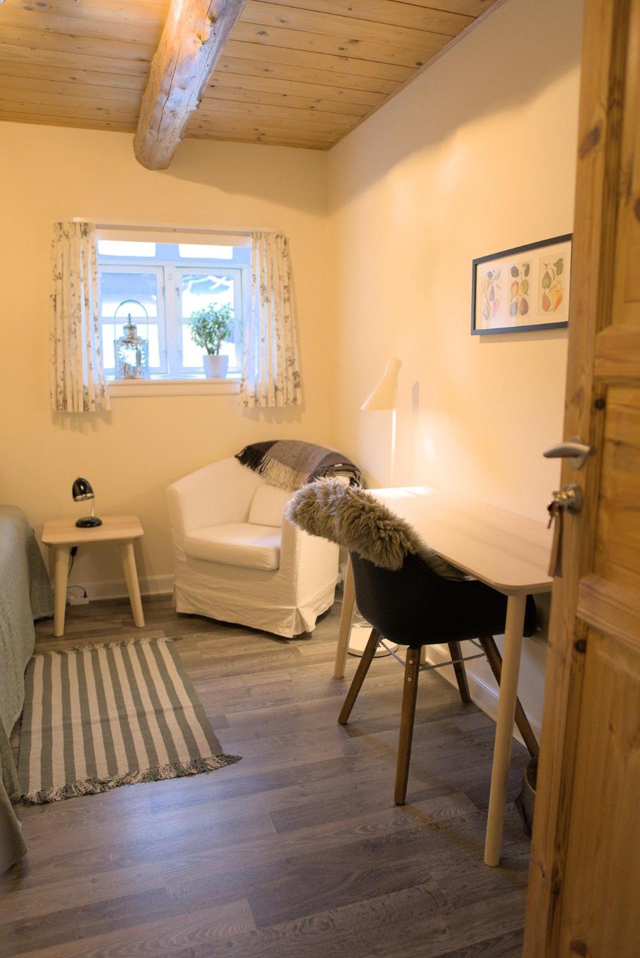 Single Room with Shared Bathroom photo 1