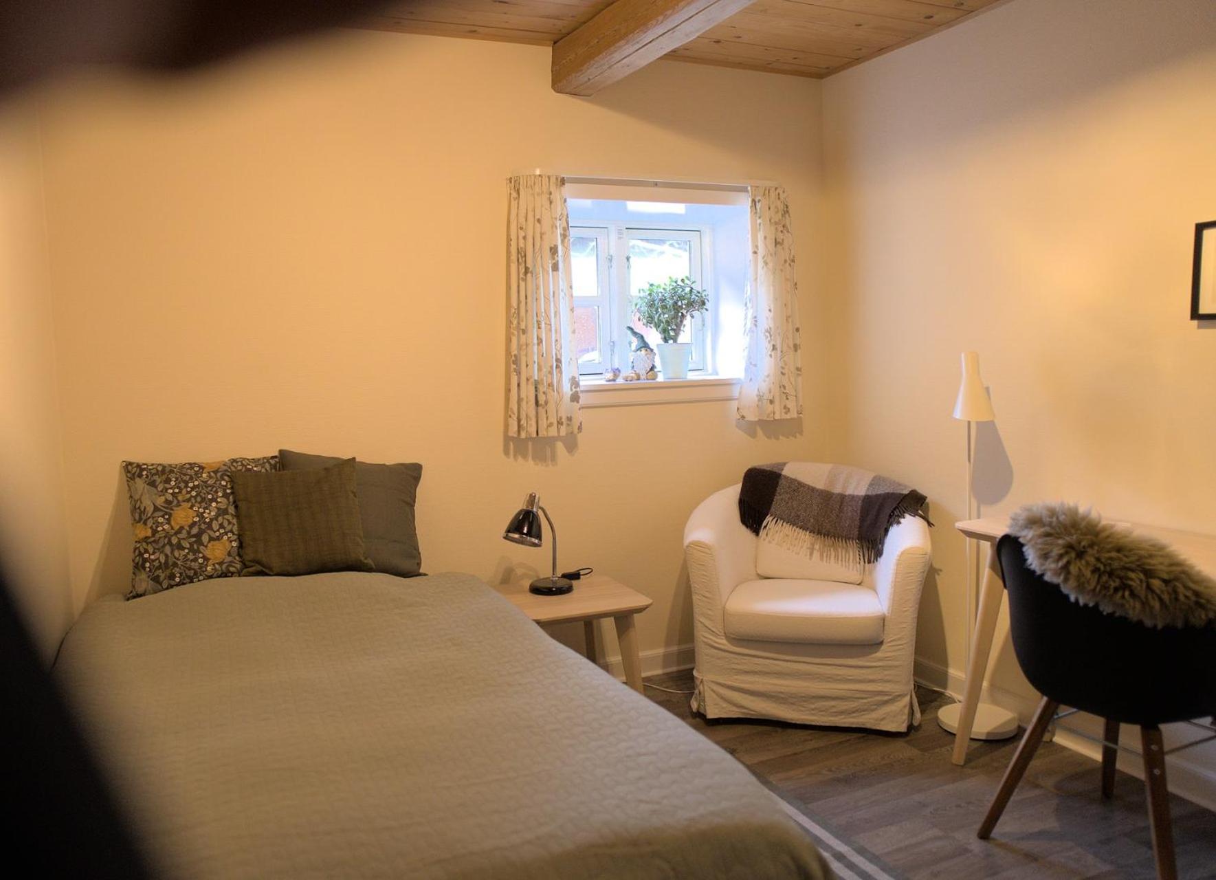 Single Room with Shared Bathroom photo 1