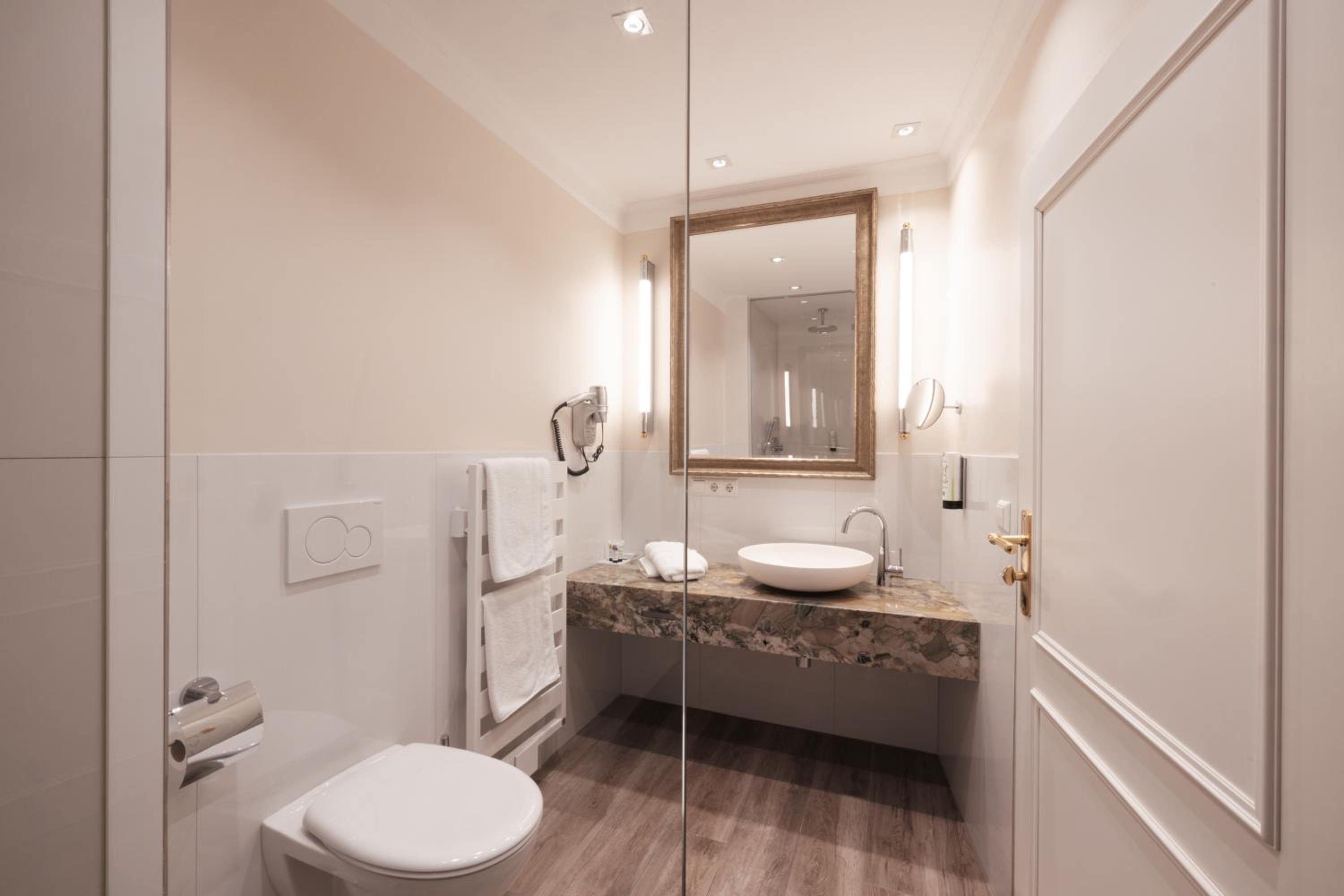 Suite - Photo 16