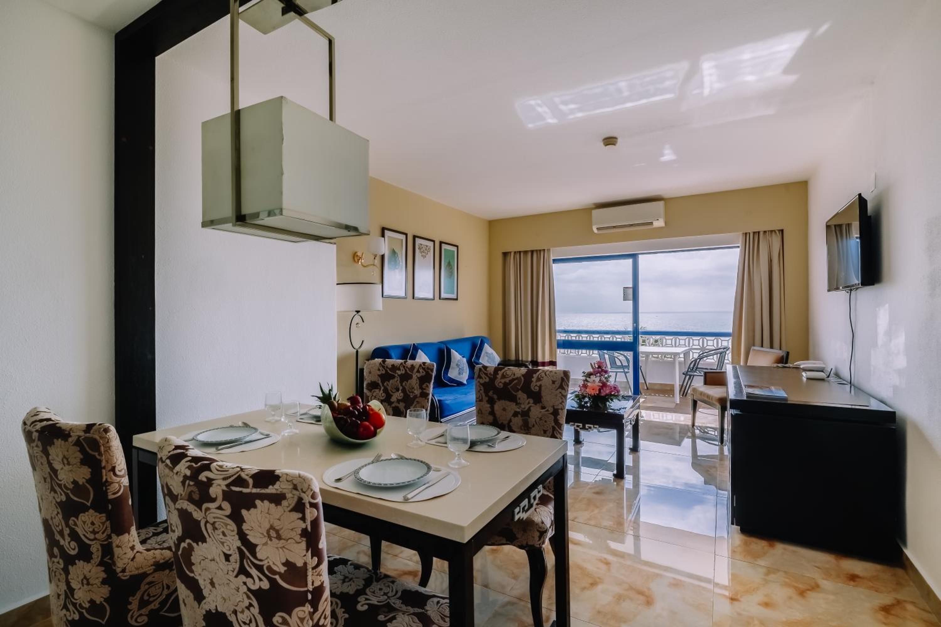 Deluxe One-Bedroom Apartment (2 Adults + 2 Children)