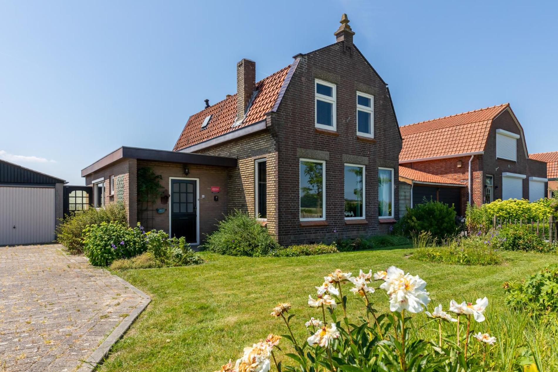 Three-Bedroom House photo 3