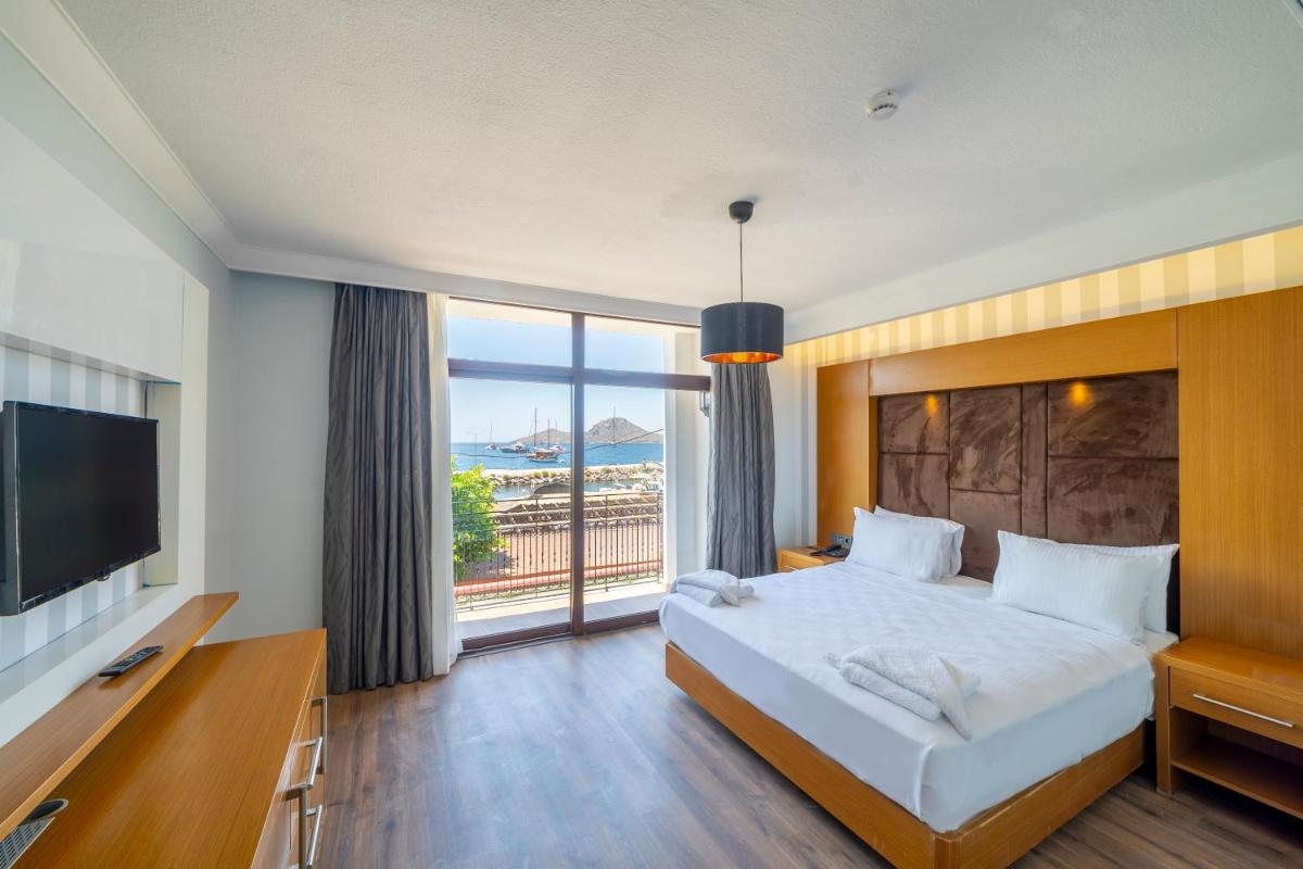 Deluxe Double Room with Sea View - Photo 2