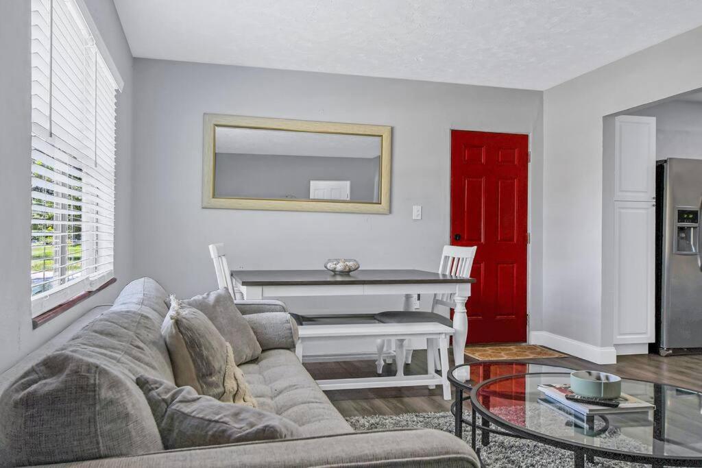 Three-Bedroom House photo 3