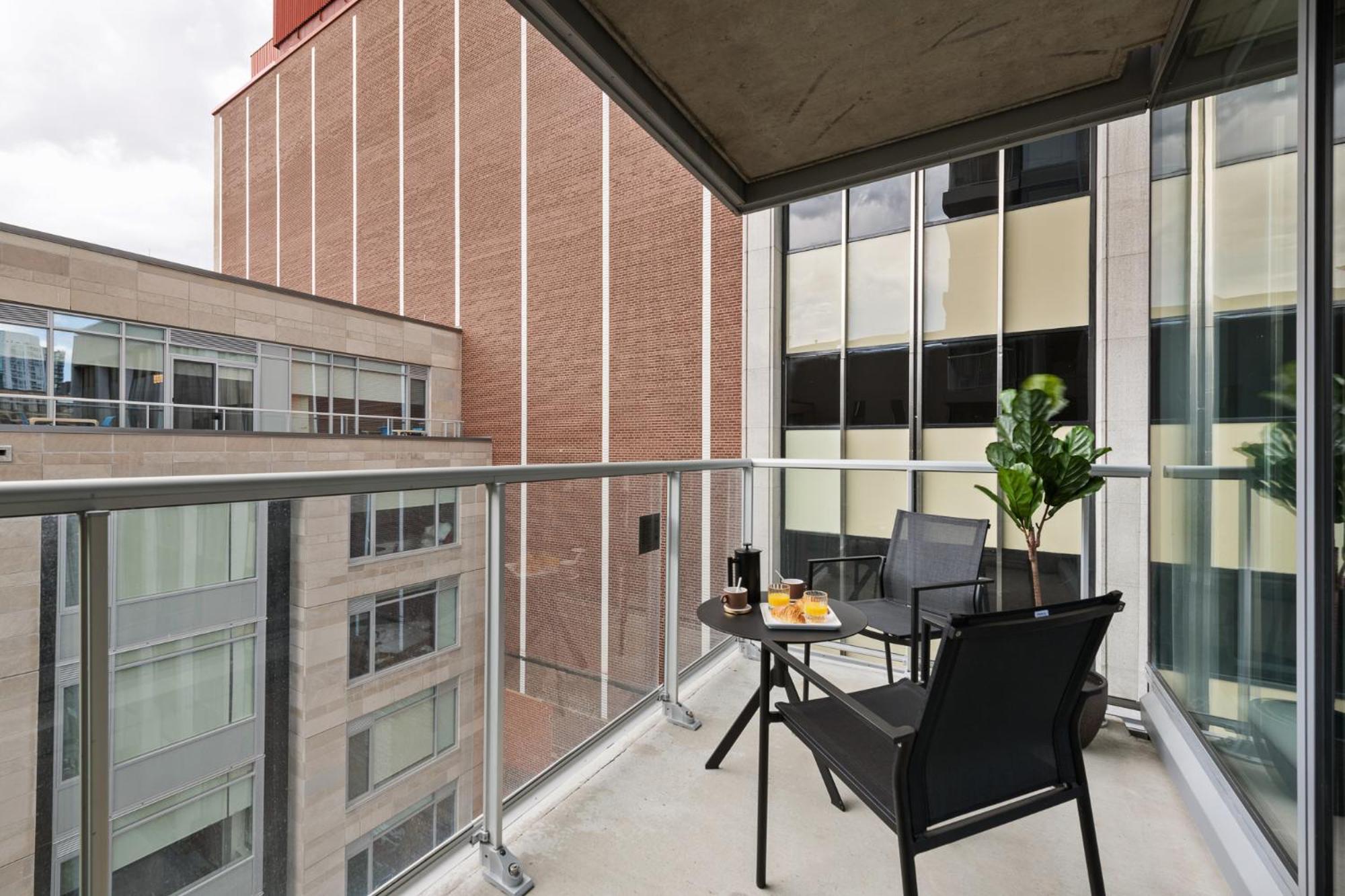 Suite with Balcony - Photo 4