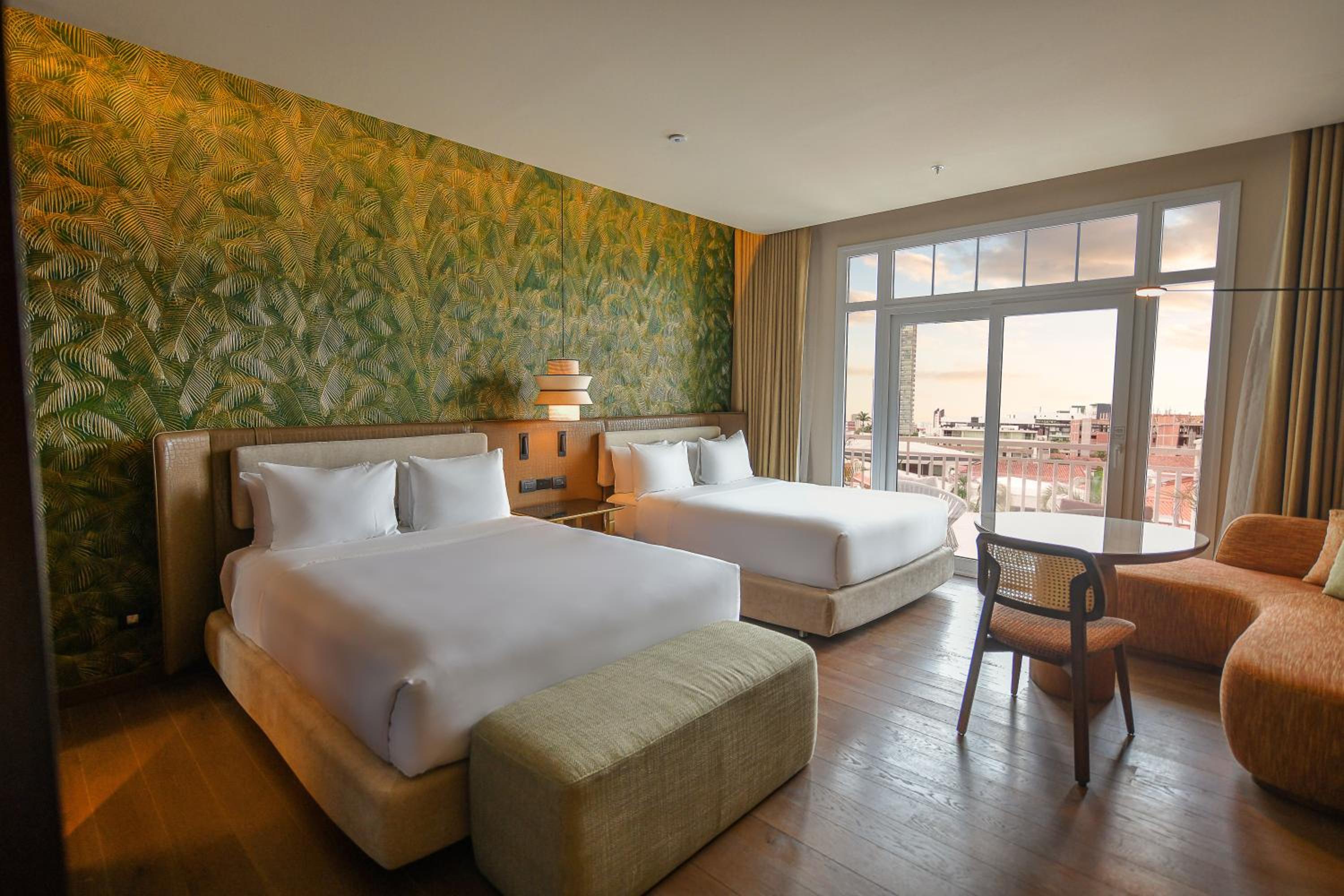 Queen Room with Pool View - Club Lounge Access