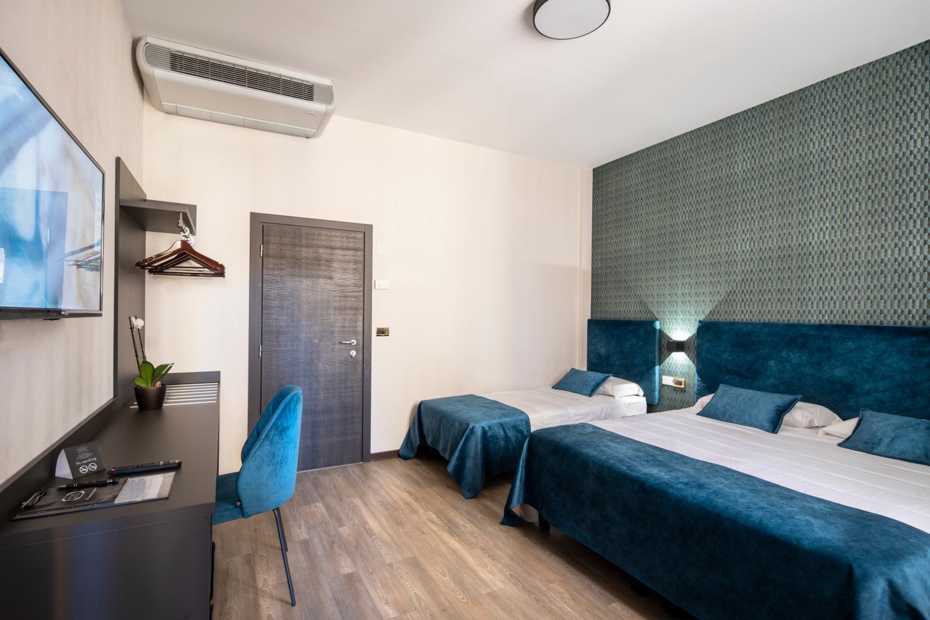 Classic Triple Room - Photo 6