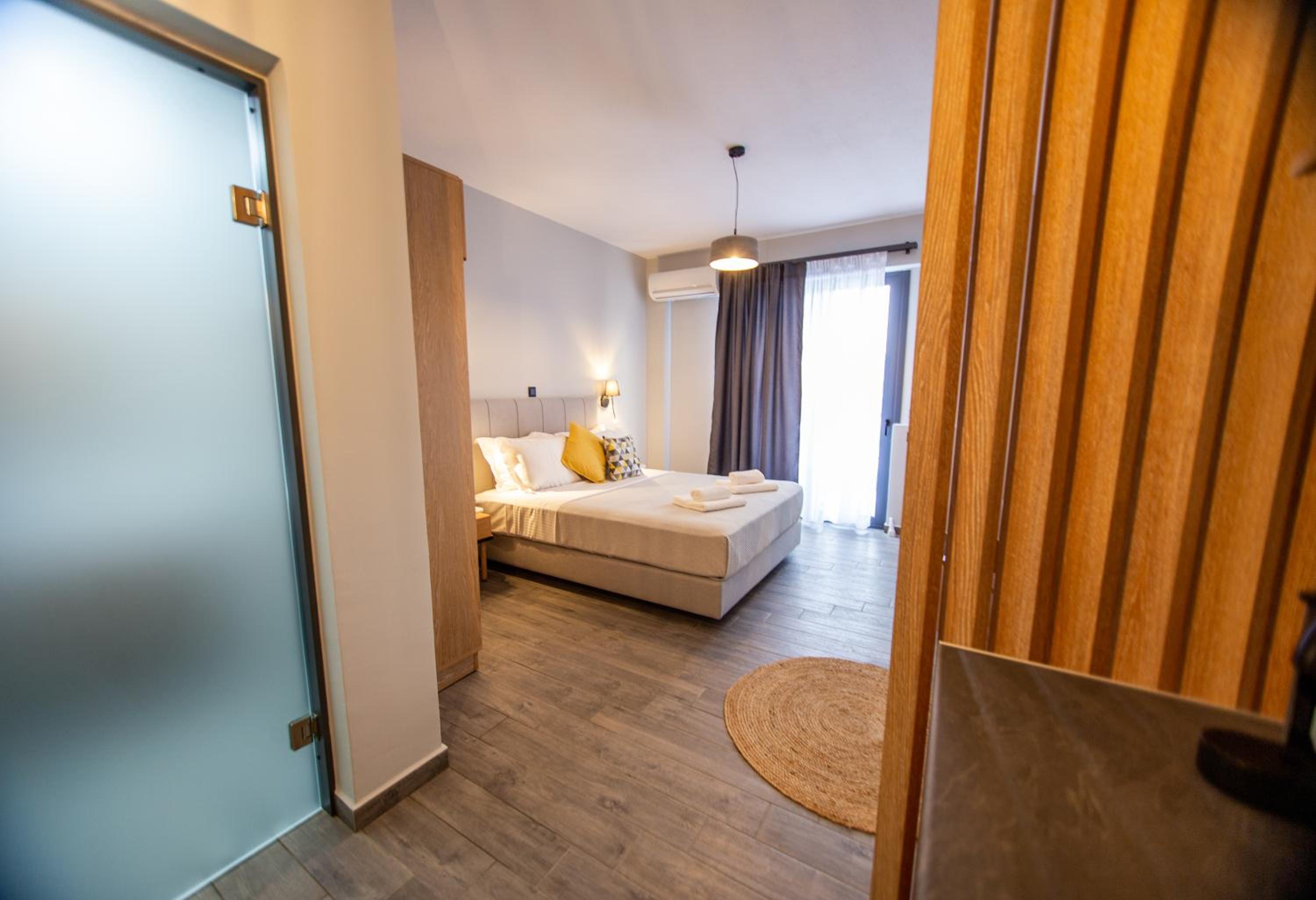 Deluxe Double Room with Balcony photo 3