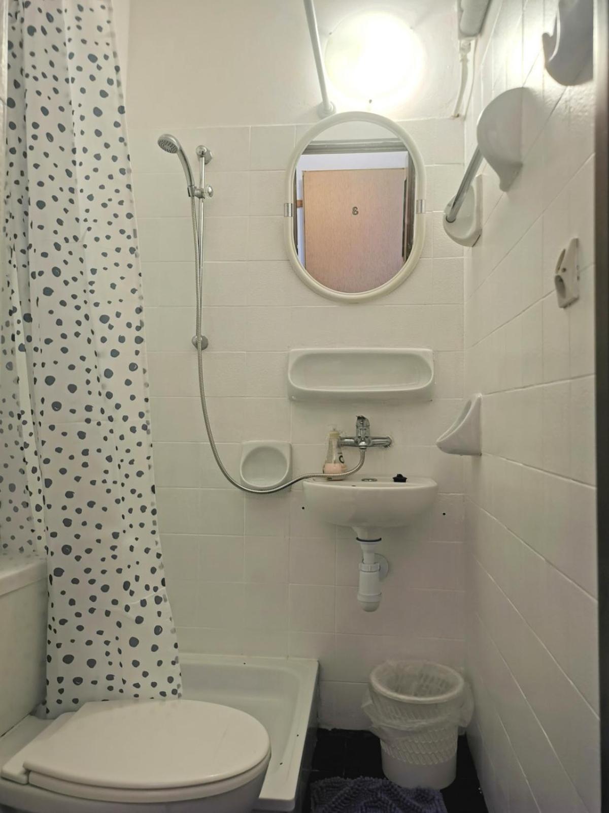 Small Double Room - Photo 5