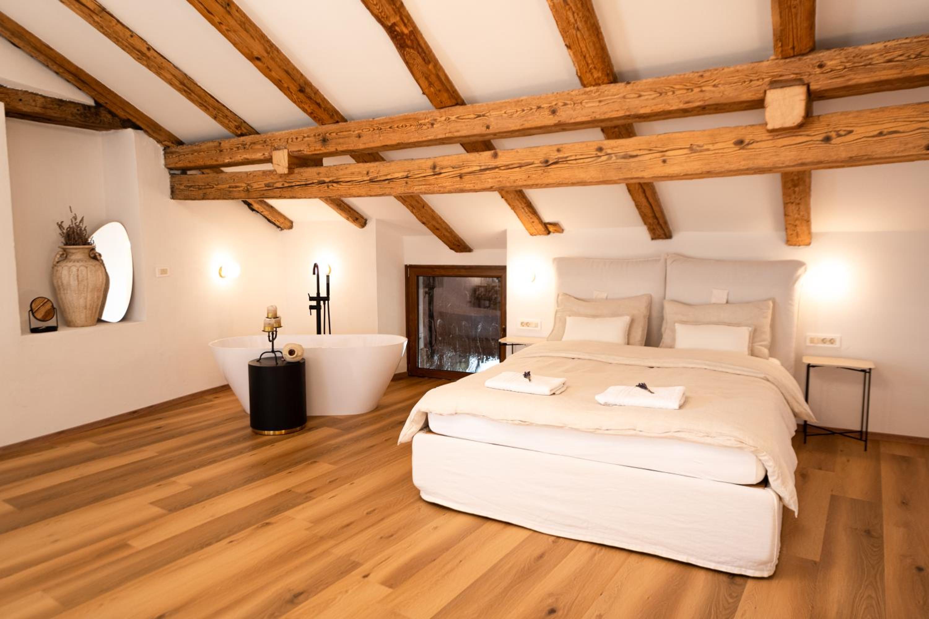 Deluxe Double Room with Bath photo 2