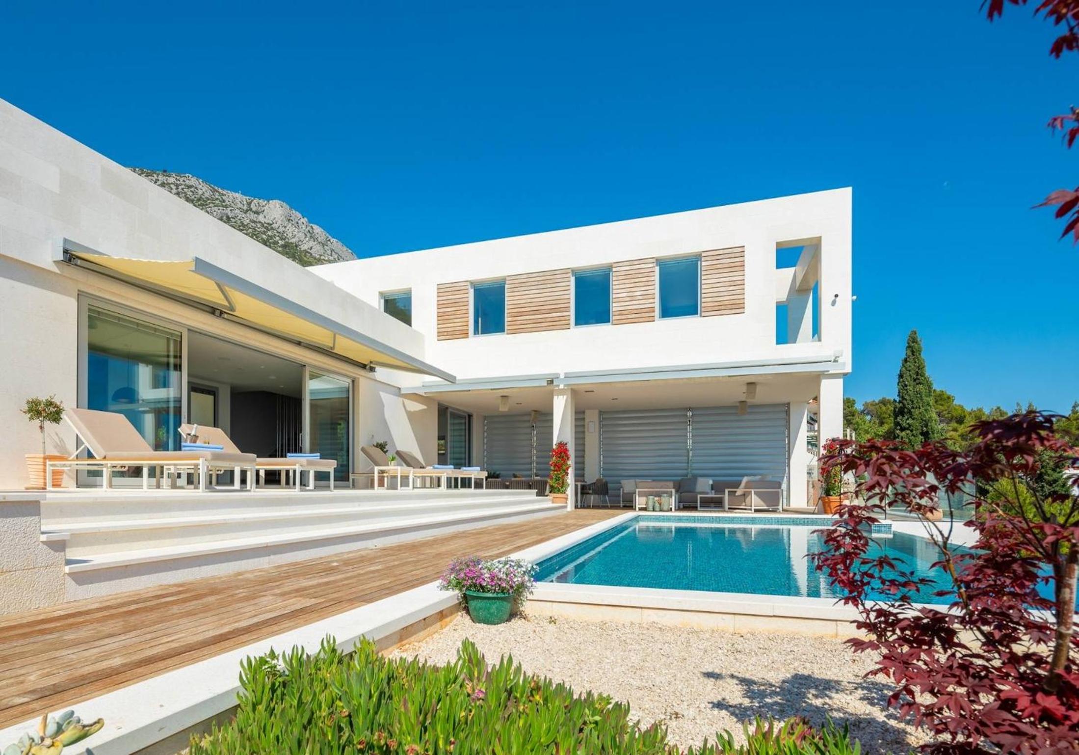 Five-Bedroom Villa photo 2