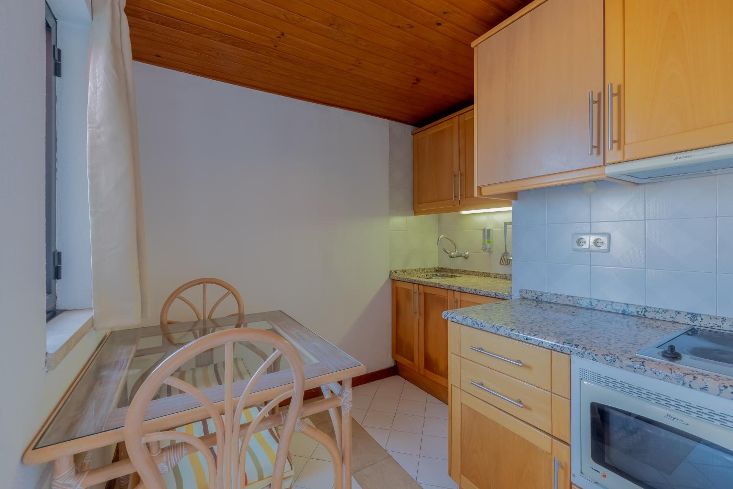 Superior One Bedroom Apartment – 2 Adults - Photo 4