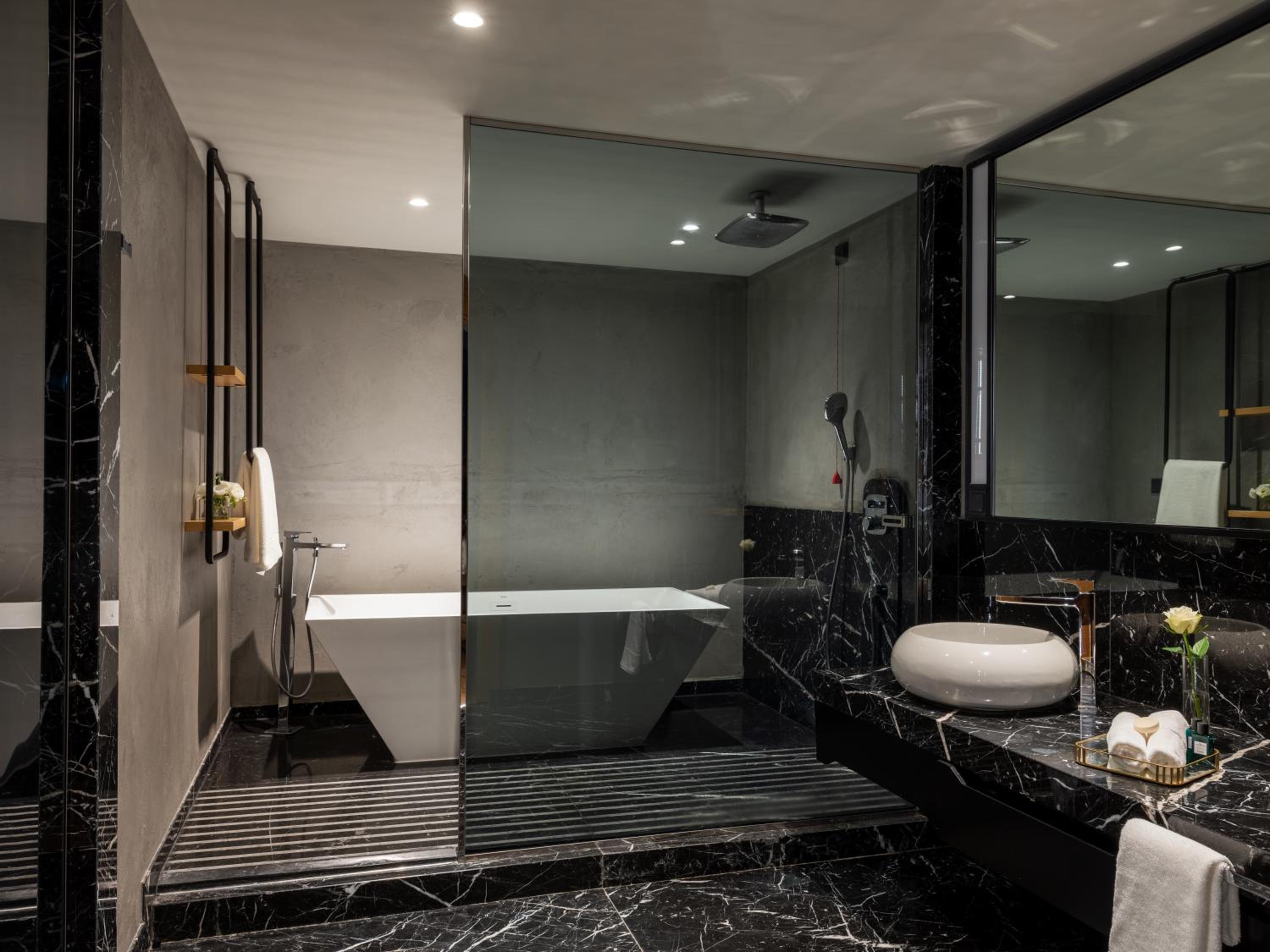 Signature Suite, Taksim Square view, Club Millesime access, King size bed