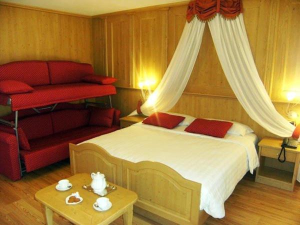 Family Room (2 Adults + 2 Children)