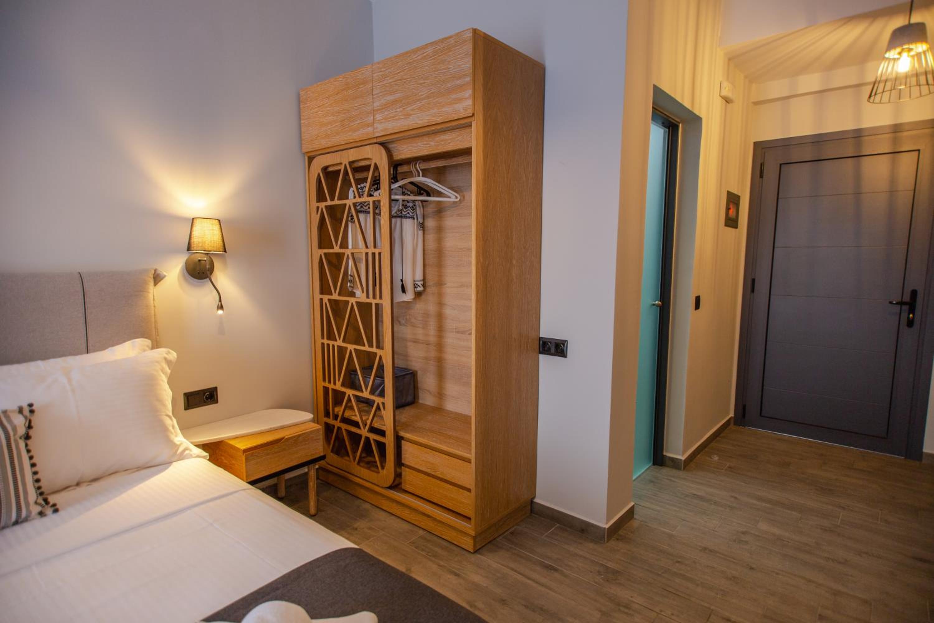 Deluxe Double Room with Balcony photo 3