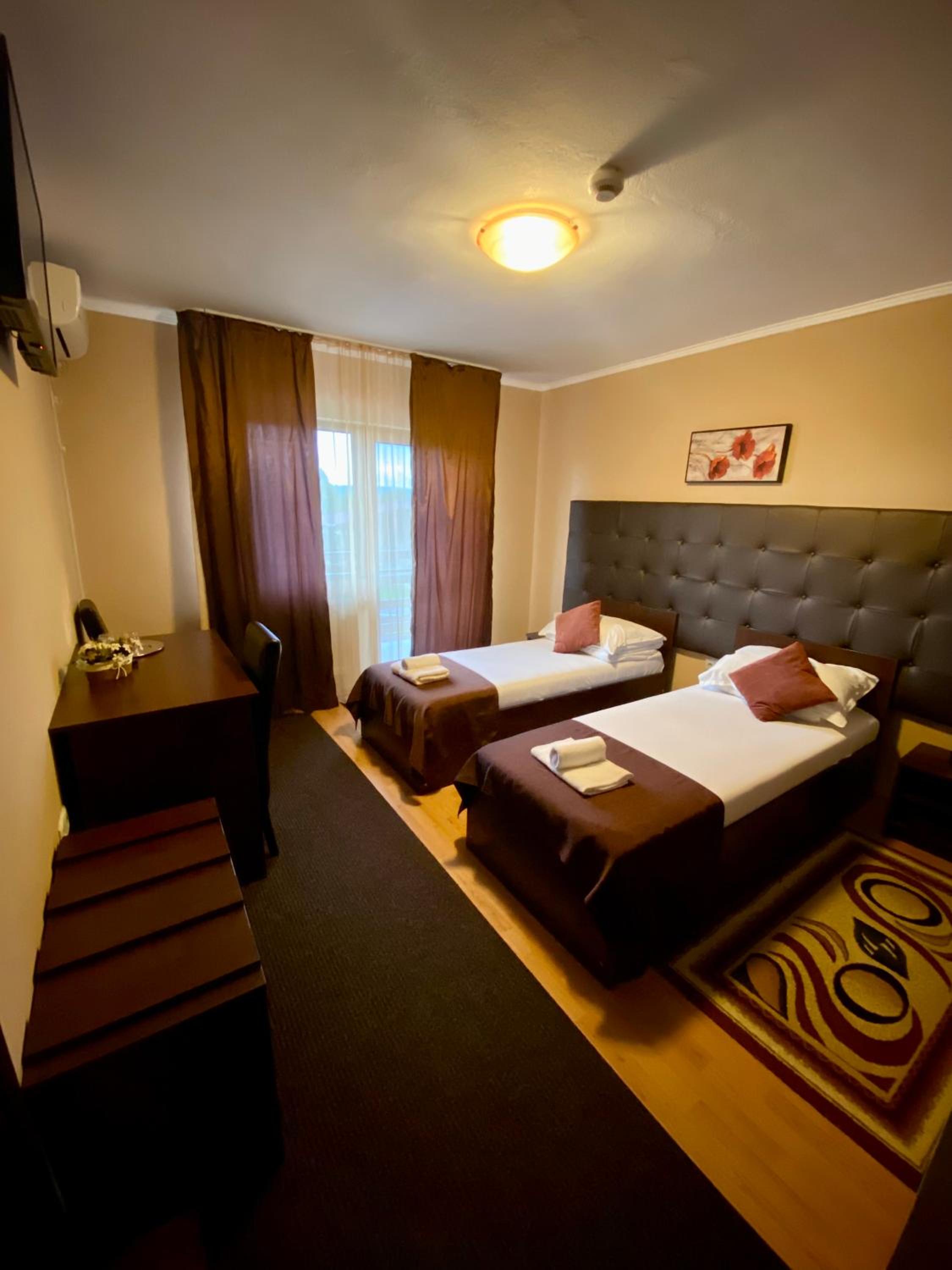 Economy Twin Room - Photo 1