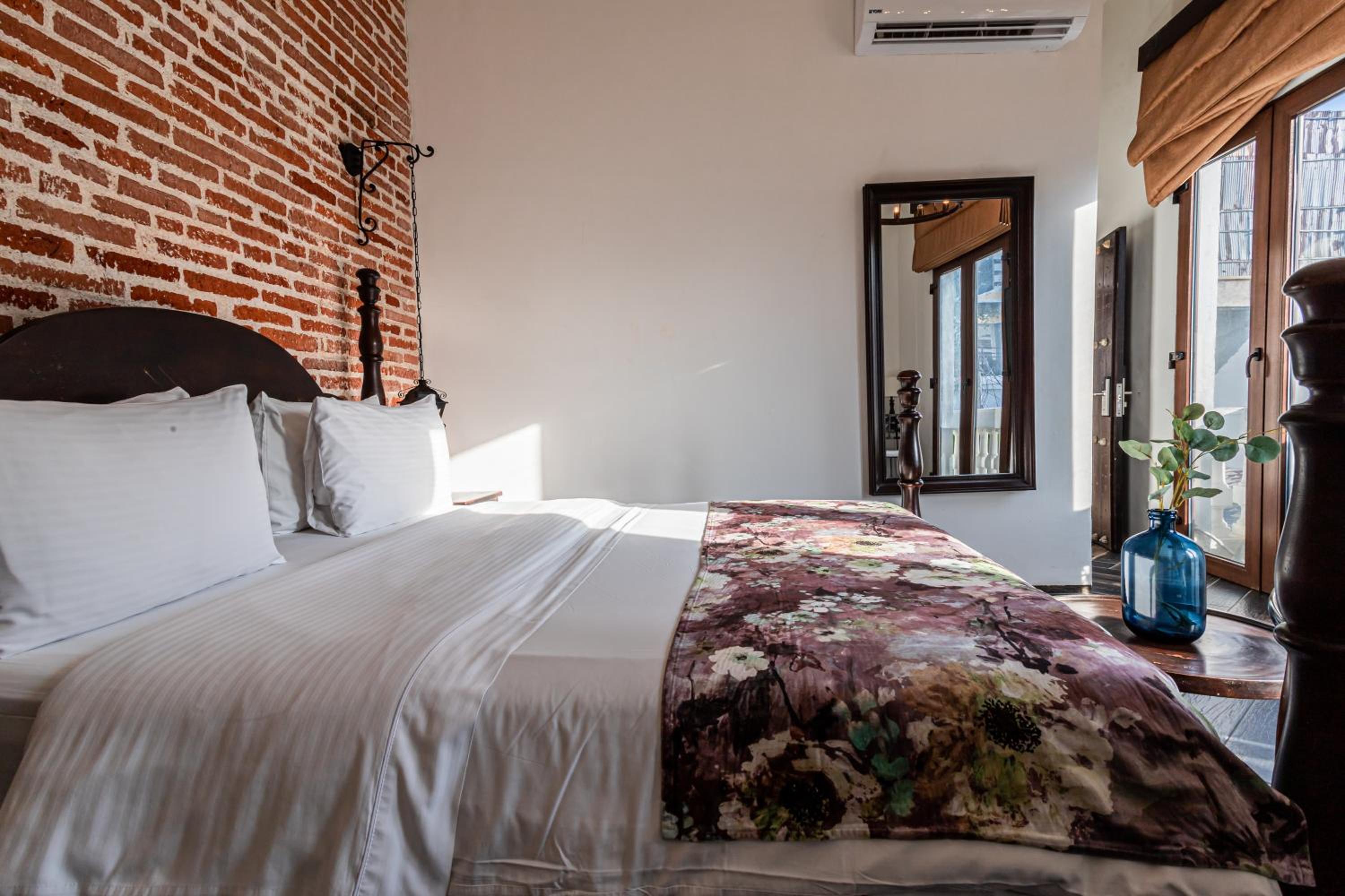 Queen Room with Balcony photo 2