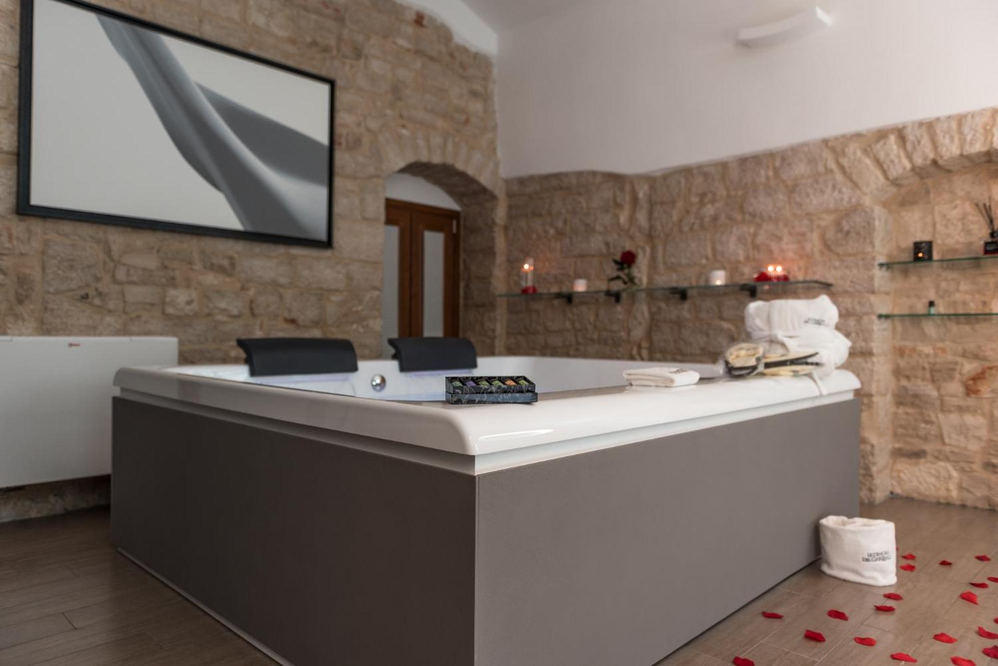 Suite with Spa Bath photo 3