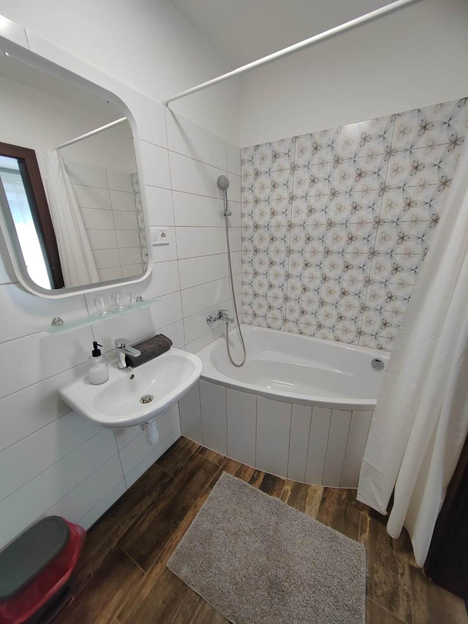One-Bedroom Apartment - Photo 2